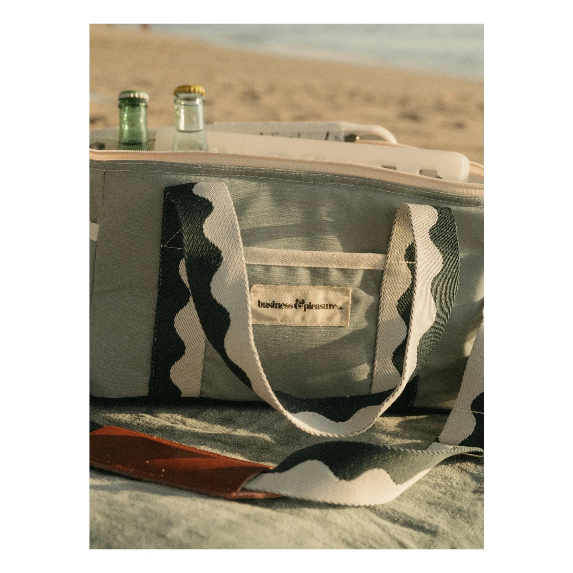 Business & Pleasure Co. - Nevera premium | Azul claro