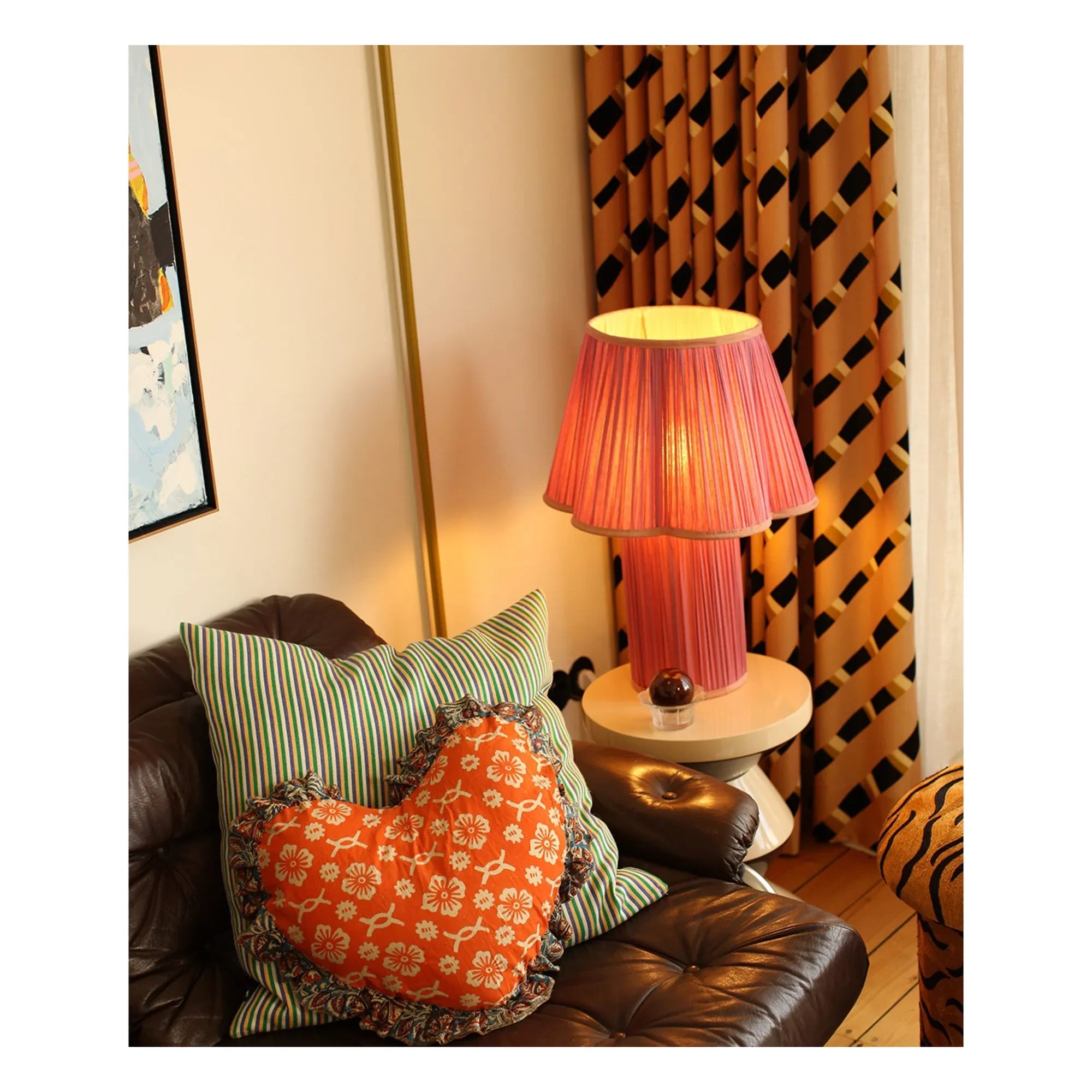 Doing Goods - Lámpara de mesa de seda Myra | Fucsia
