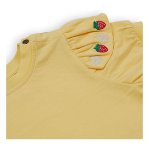 Goldie + Ace - Camiseta con volantes y detalle de fresa | Amarillo