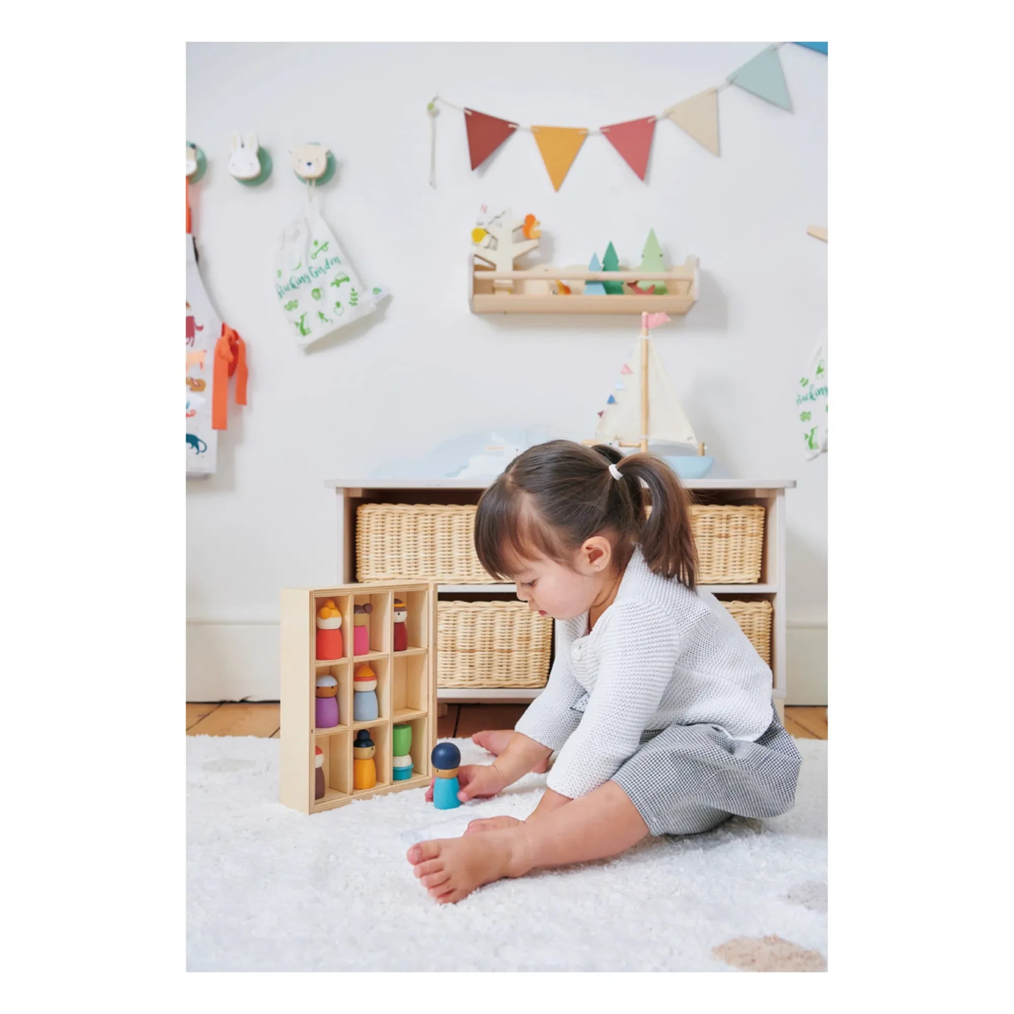 Tender Leaf Toys - Hotel Happy Folk y figuras de madera