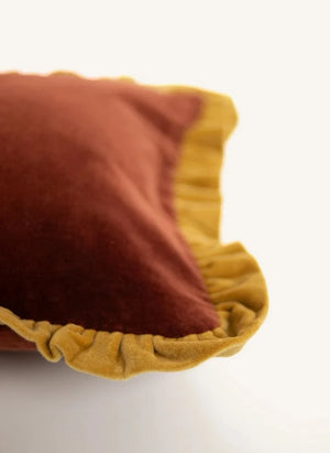 Olsson & Jensen - Doris Funda de cojín de terciopelo con volantes | Terracotta