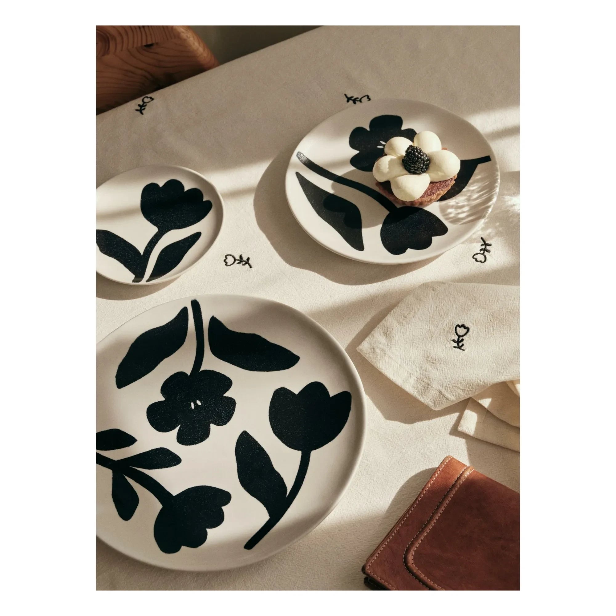 Broste Copenhagen - Plato cerámico de gres Flora | Negro