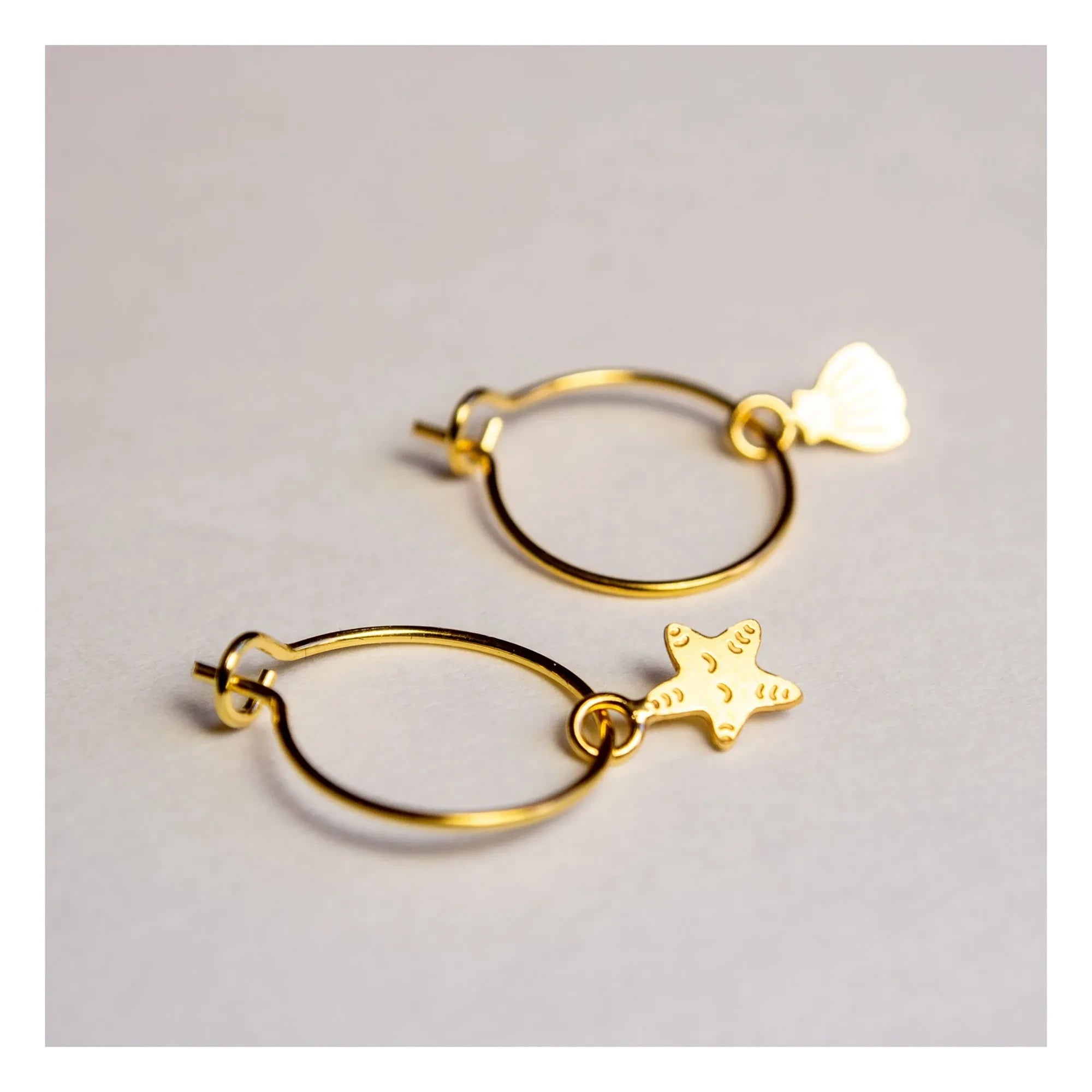Adorabili - Pendientes Asimétricos de Concha Nácar | Oro