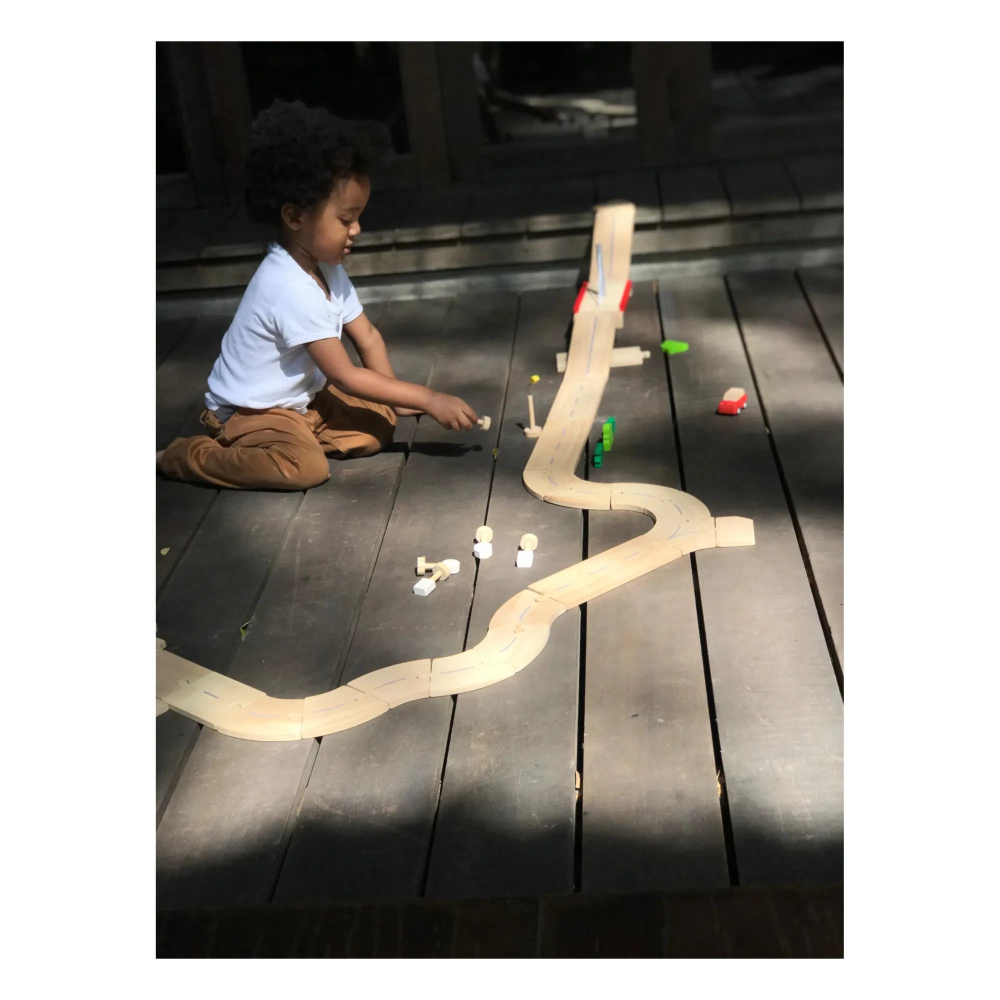 Plan Toys - Pista de coches de madera y accesorios