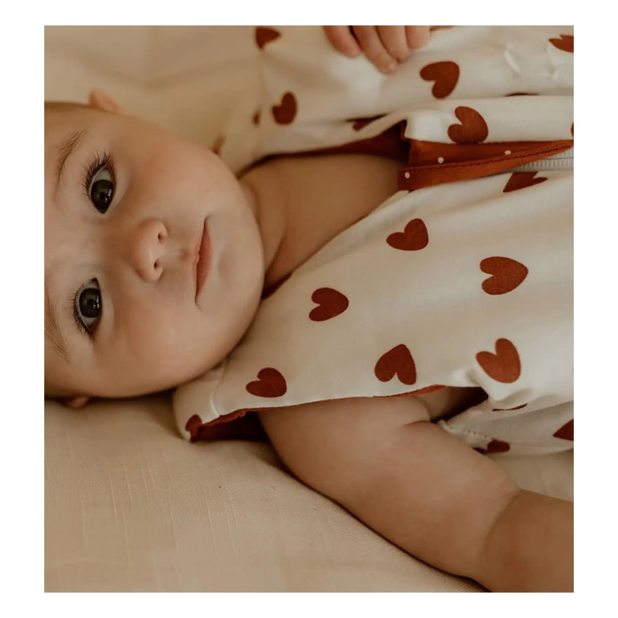 Les Petites Billes - Saco de dormir reversible y multitemporada con corazones | Terracota