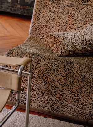 The Socialite Family - Carino Roseanna x The Socialite Family Almohada de terciopelo jacquard con estampado de leopardo | Leopard