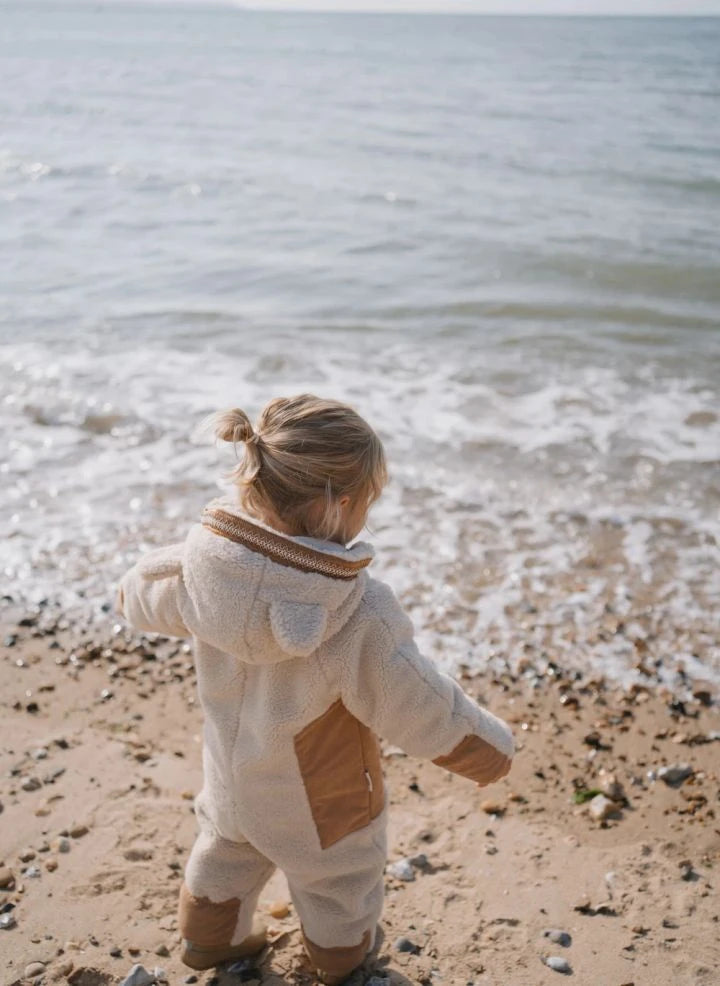 Töastie - Chaqueta impermeable Cloud Sherpa hecha de fibras recicladas | Arena