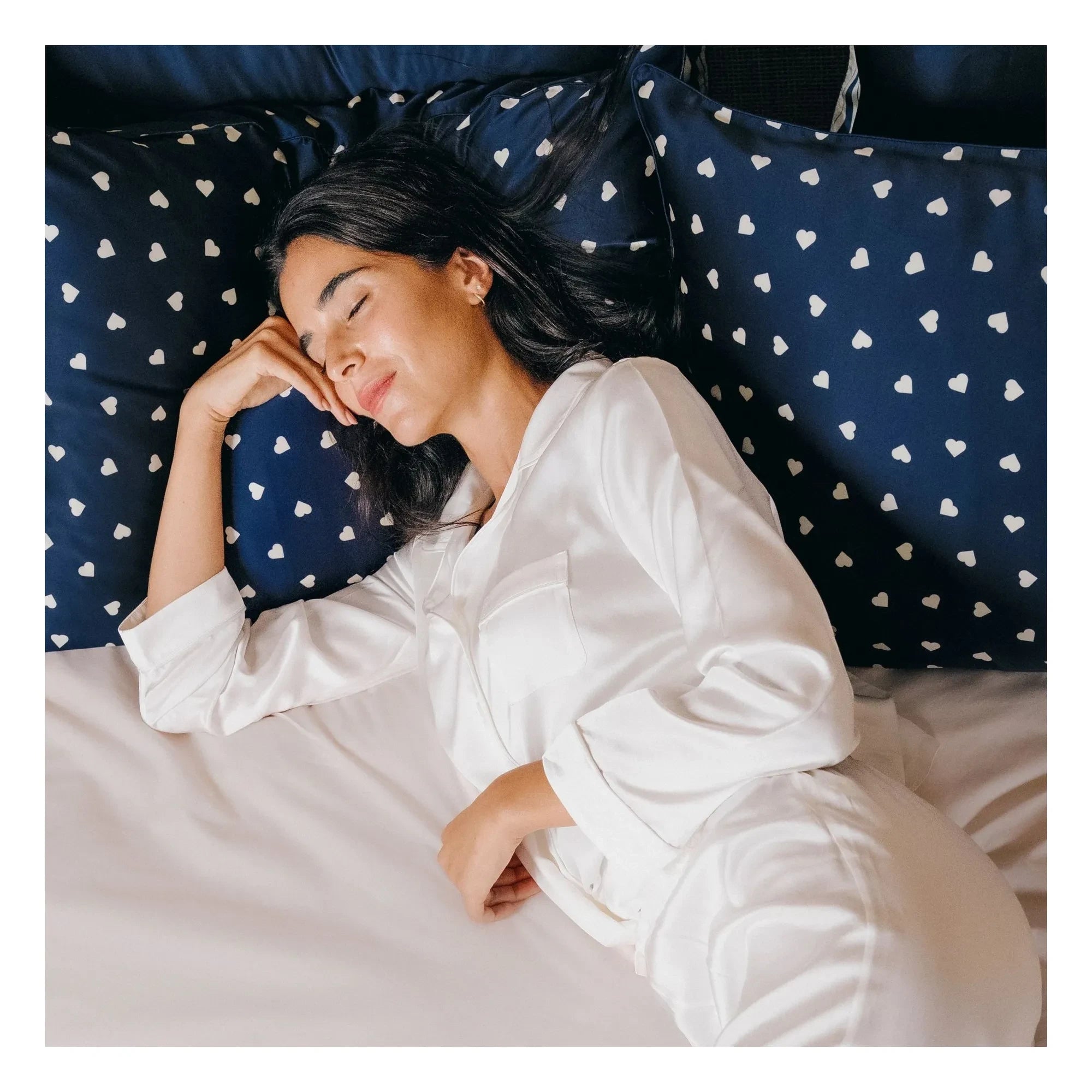 Emily's Pillow - Funda de almohada de seda de morera con estampado de corazones | Azul noche