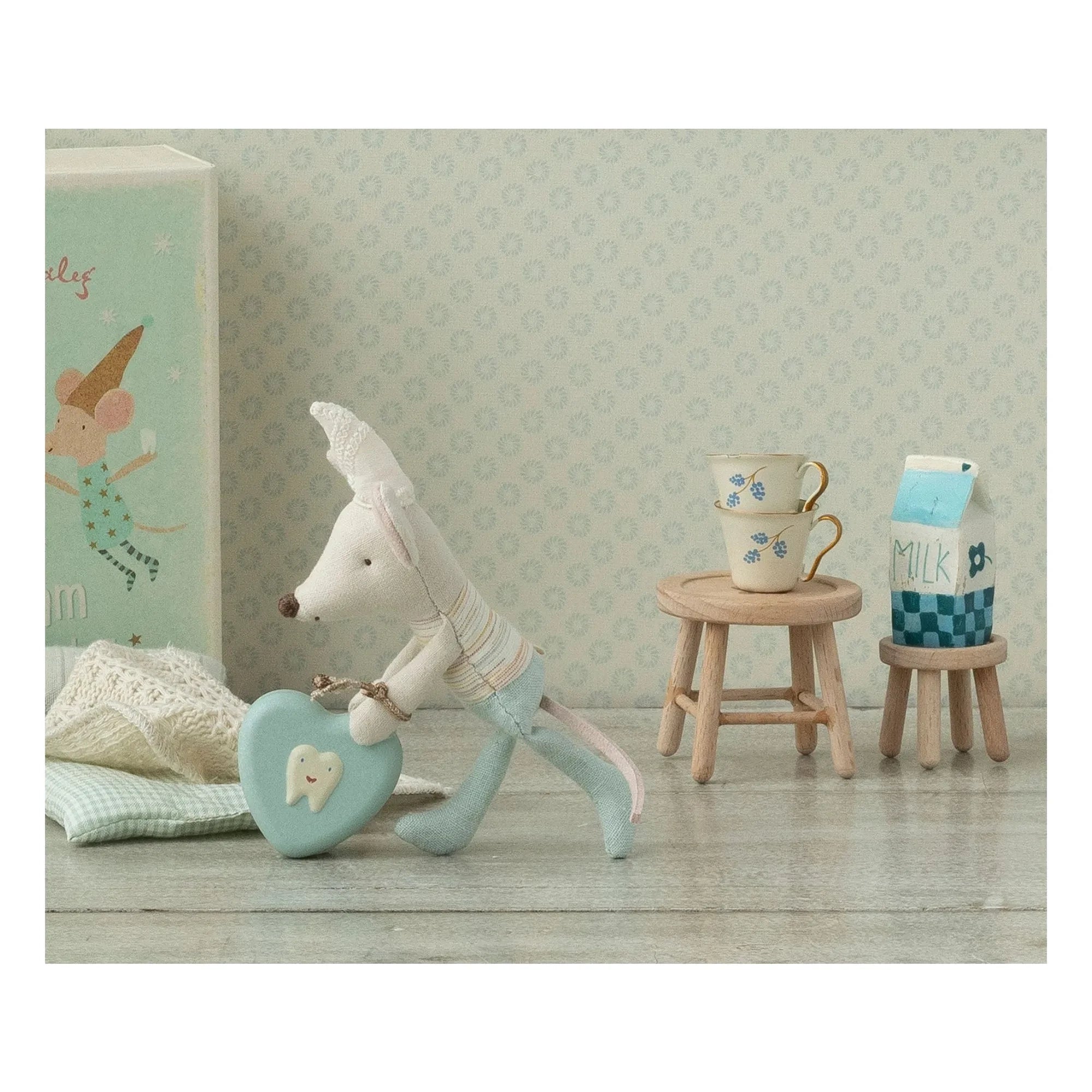Maileg - Conjunto de mesa y taburetes