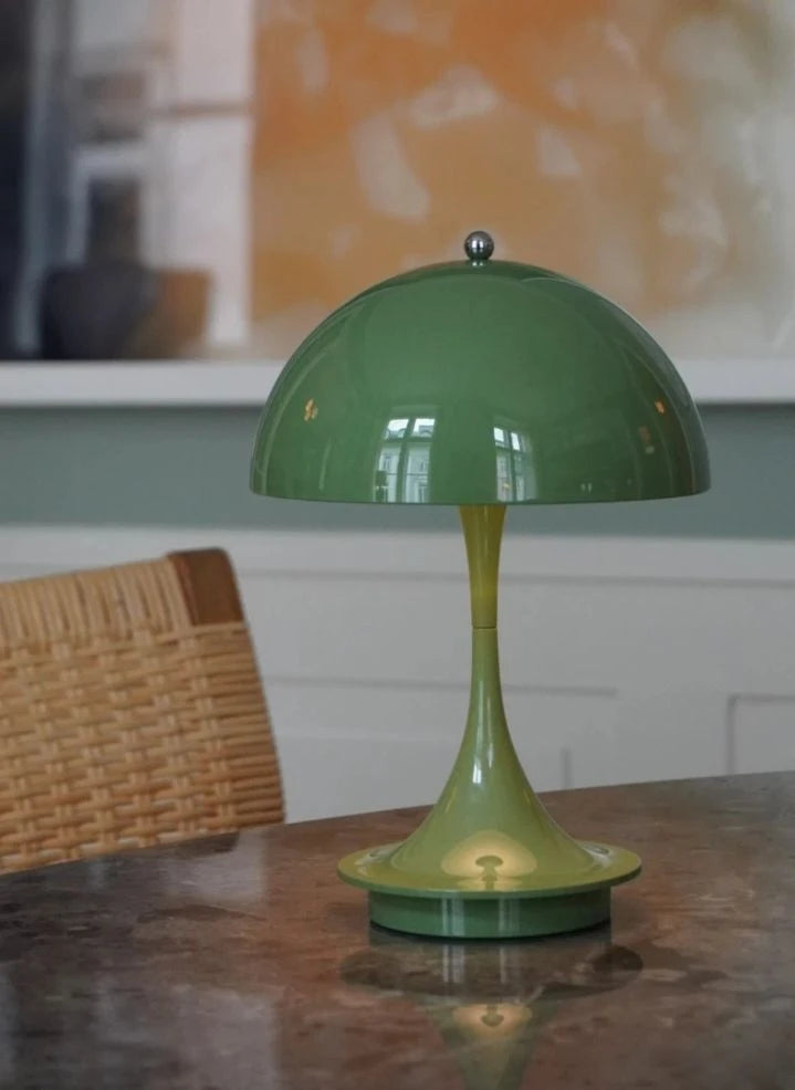 Louis Poulsen - Lámpara de mesa portátil Panthella 160, Louis Poulsen | Verde almendra