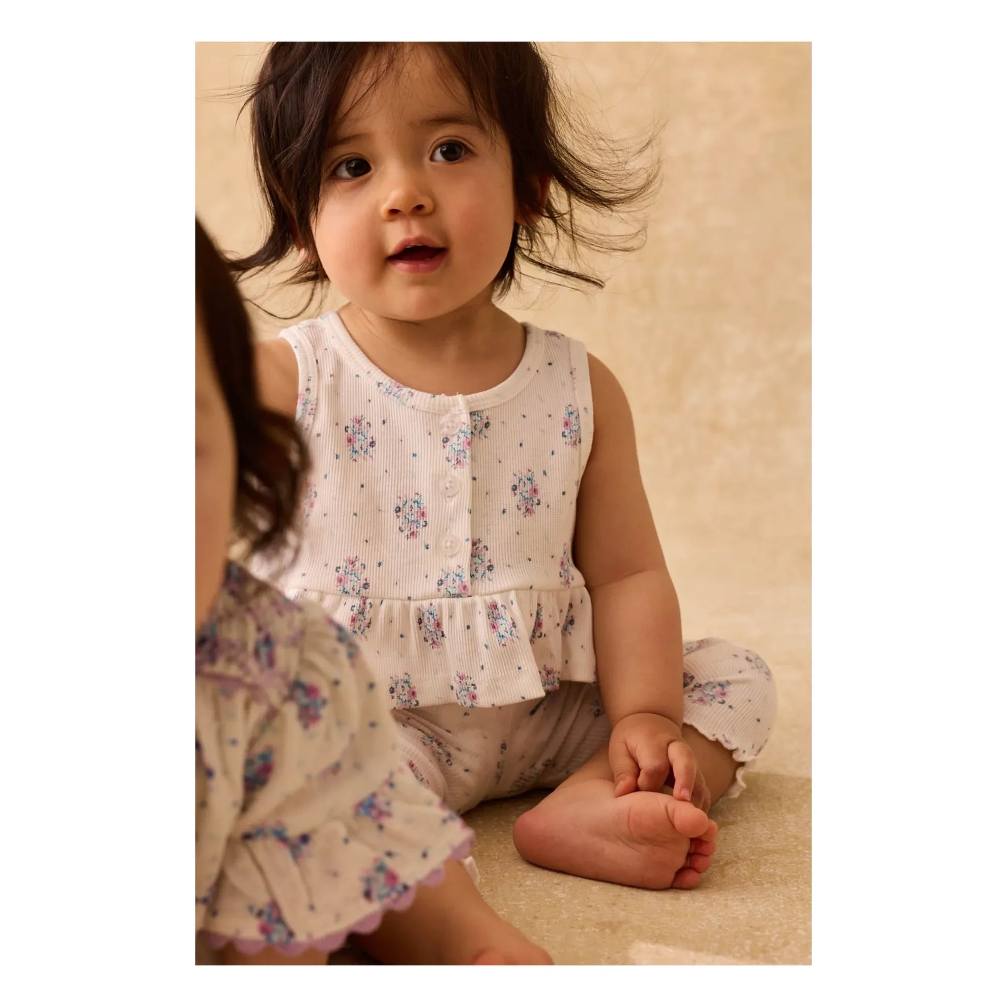 Louise Misha - Top corto con volantes Myrtilla de pana acanalada con estampado floral | Crema