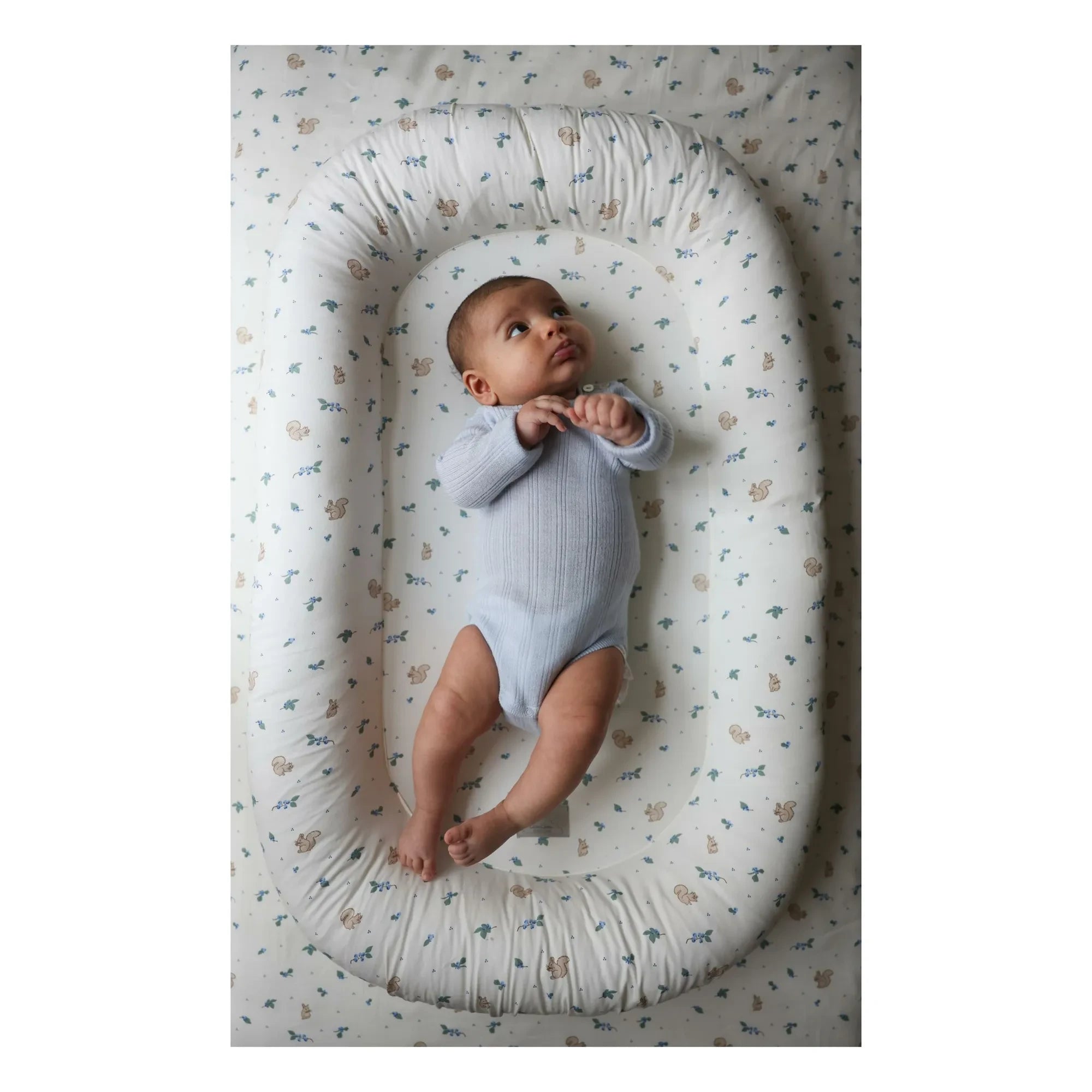 Cam Cam - Cuña para bebés con estampado de frutos azules
