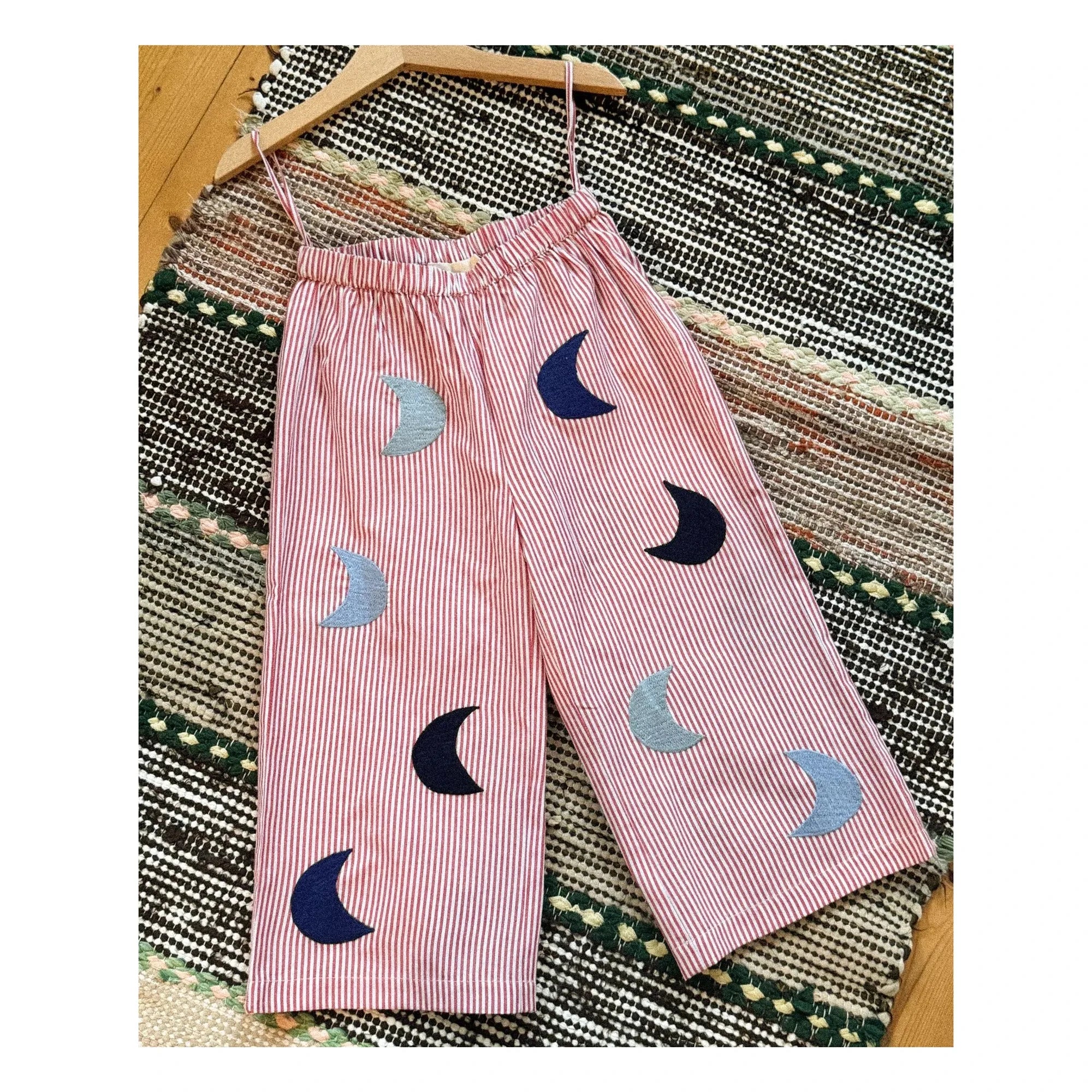 SISSEL EDELBO - Pantalón Saxo a Rayas - Colección Infantil | Rojo