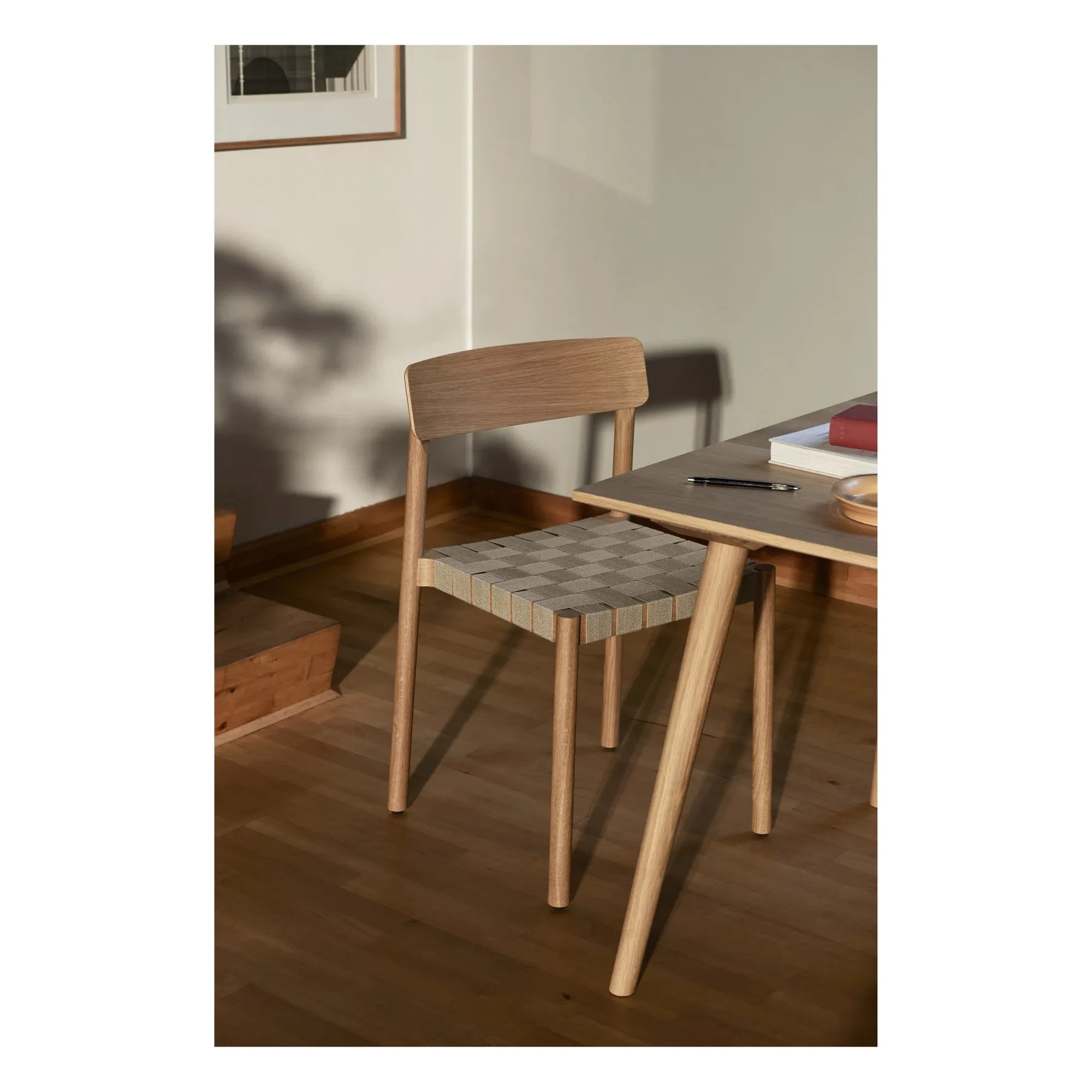 & Tradition - Silla con base de madera Betty TK1