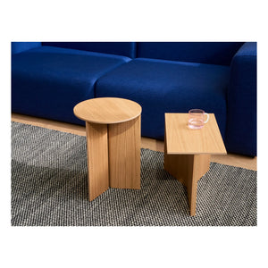 Hay - Mesa auxiliar de madera redonda con borde cortado | Roble