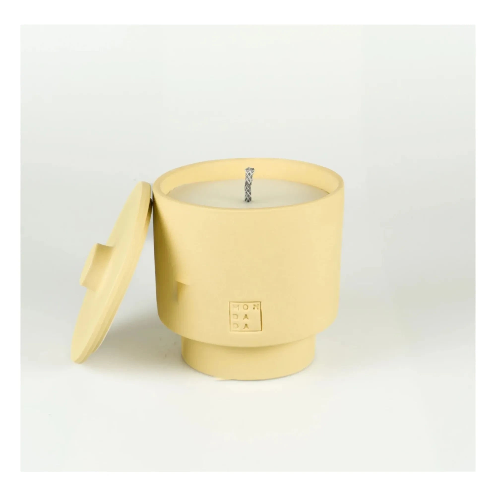 Mon Dada - Vela de exterior con tapa, aroma neutro June Sahara One | Amarillo pálido