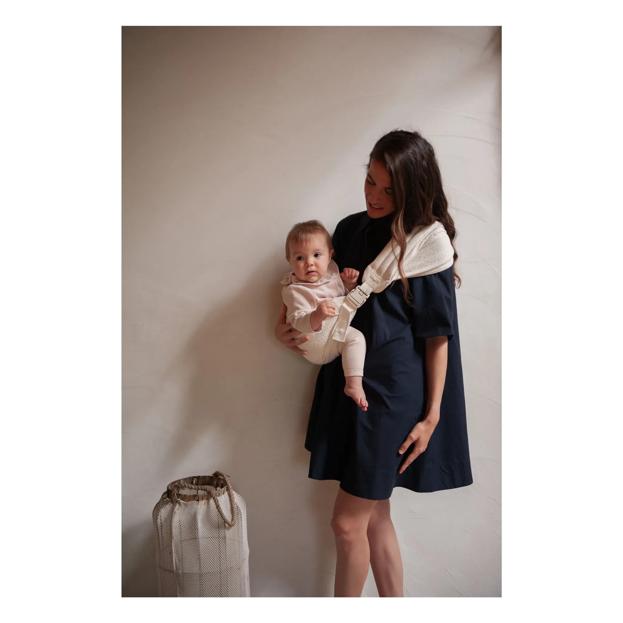 Mama Hangs - Mochila portabebés Carry & Walk | Crudo
