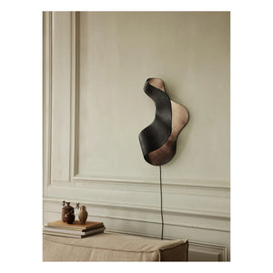 Ferm Living - Lámpara de pared Oyster de aluminio reciclado | Negro