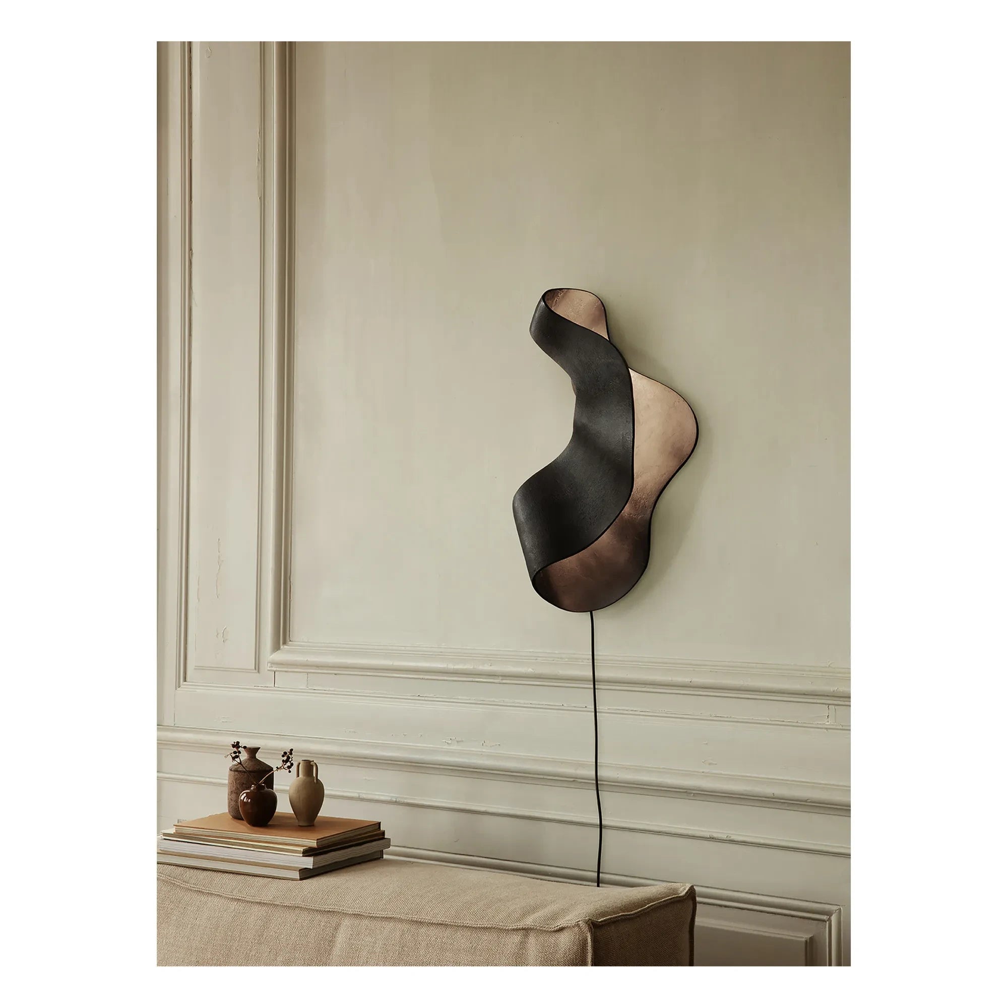 Ferm Living - Lámpara de pared Oyster de aluminio reciclado | Negro