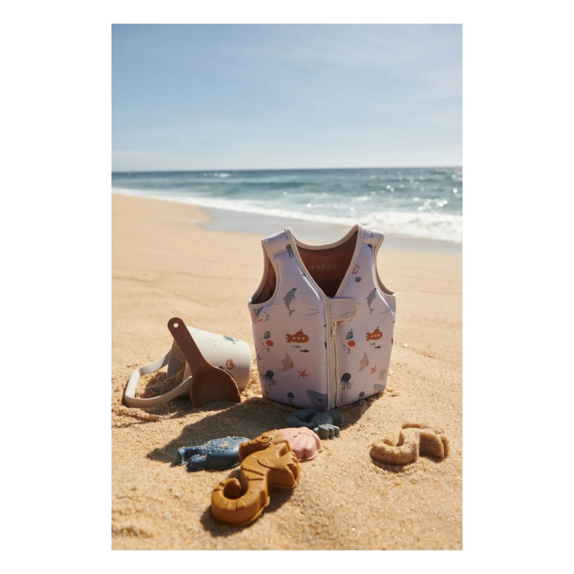 Liewood - Cubo y accesorios de playa Gilma | Animales marinos/Color arena