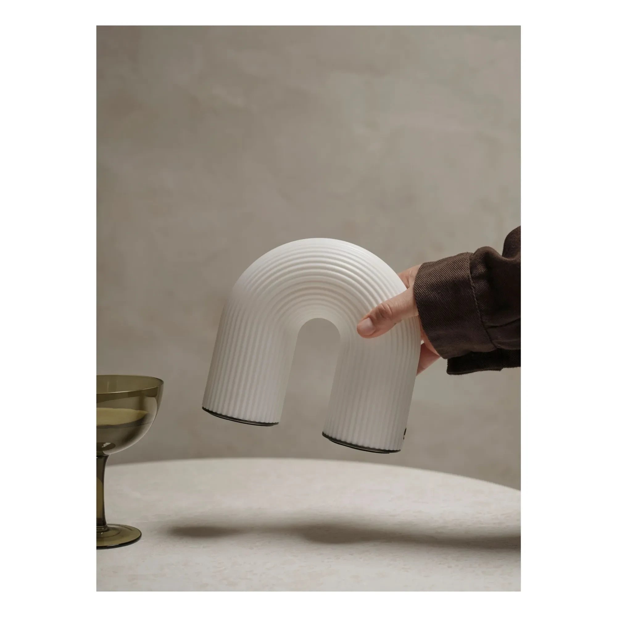 Ferm Living - Lámpara de mesa portátil Vuelta | Blanca