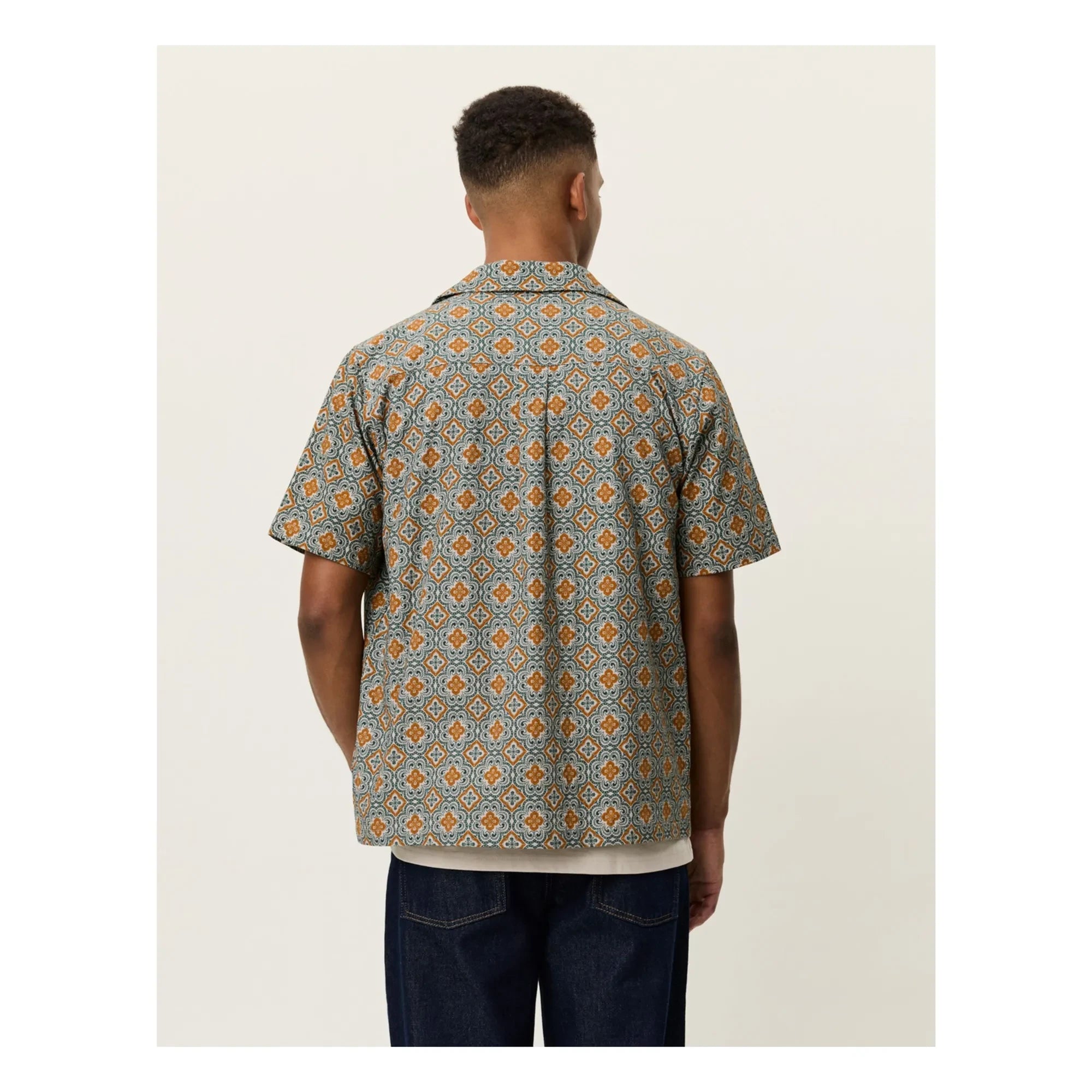 Les Deux - Camisa de manga corta de algodón orgánico Lukas Arabesque | Arcilla verde