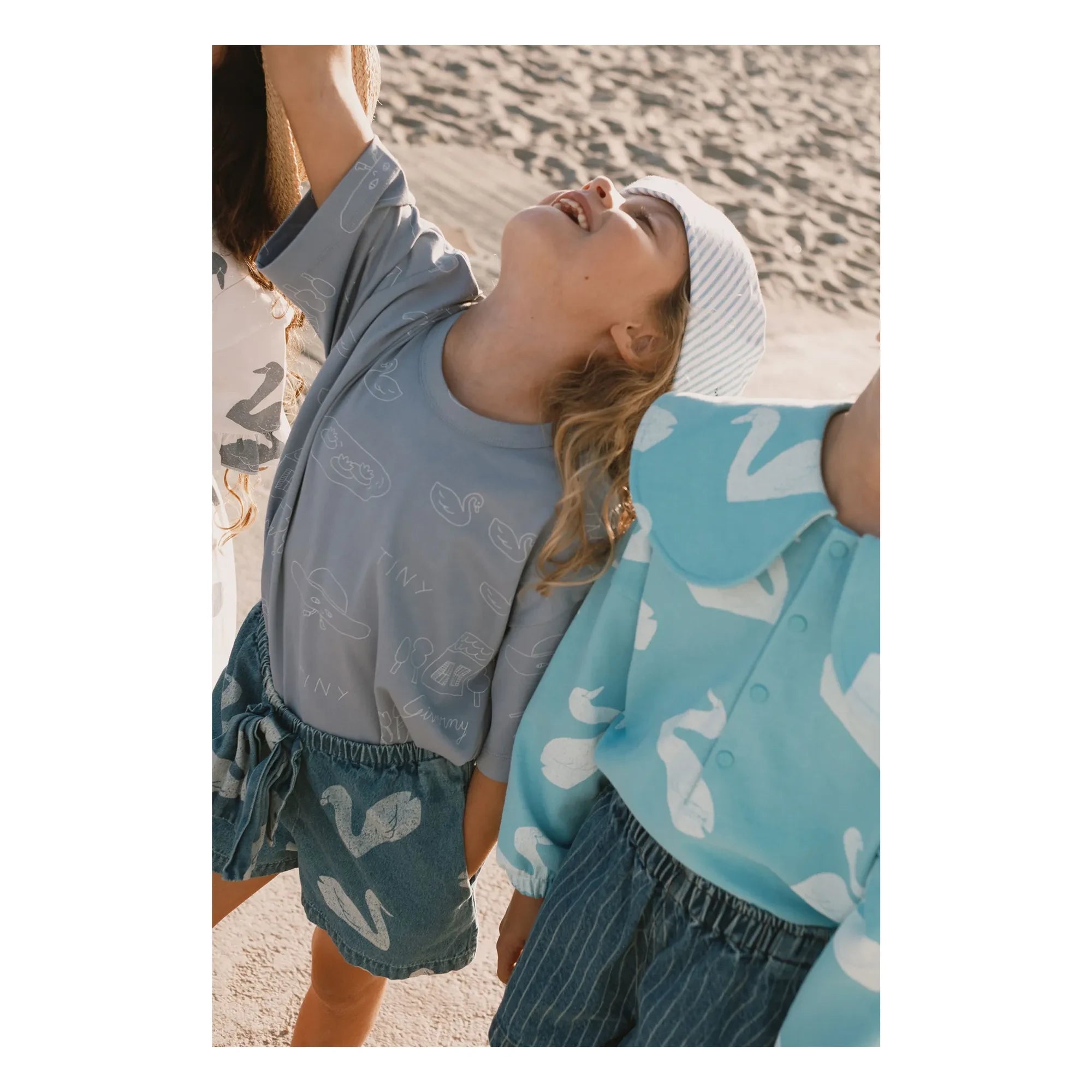 Tinycottons - Camiseta cisnes pequeños algodón orgánico | Azul grisáceo