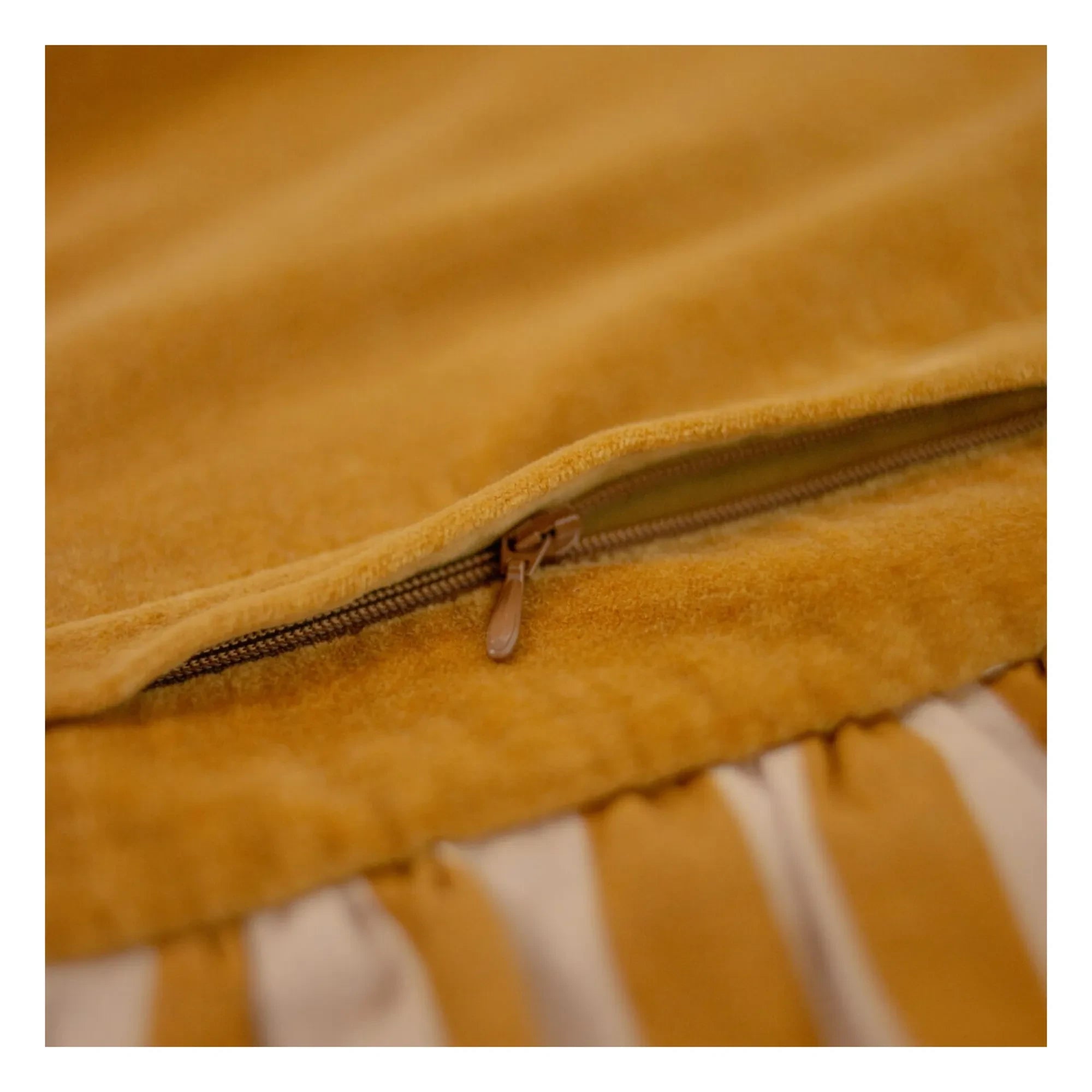 Olsson & Jensen - Funda de cojín de terciopelo Elina | Ocre