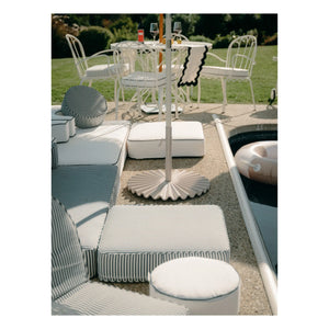 Business & Pleasure Co. - Base para sombrilla moldeada | Blanca