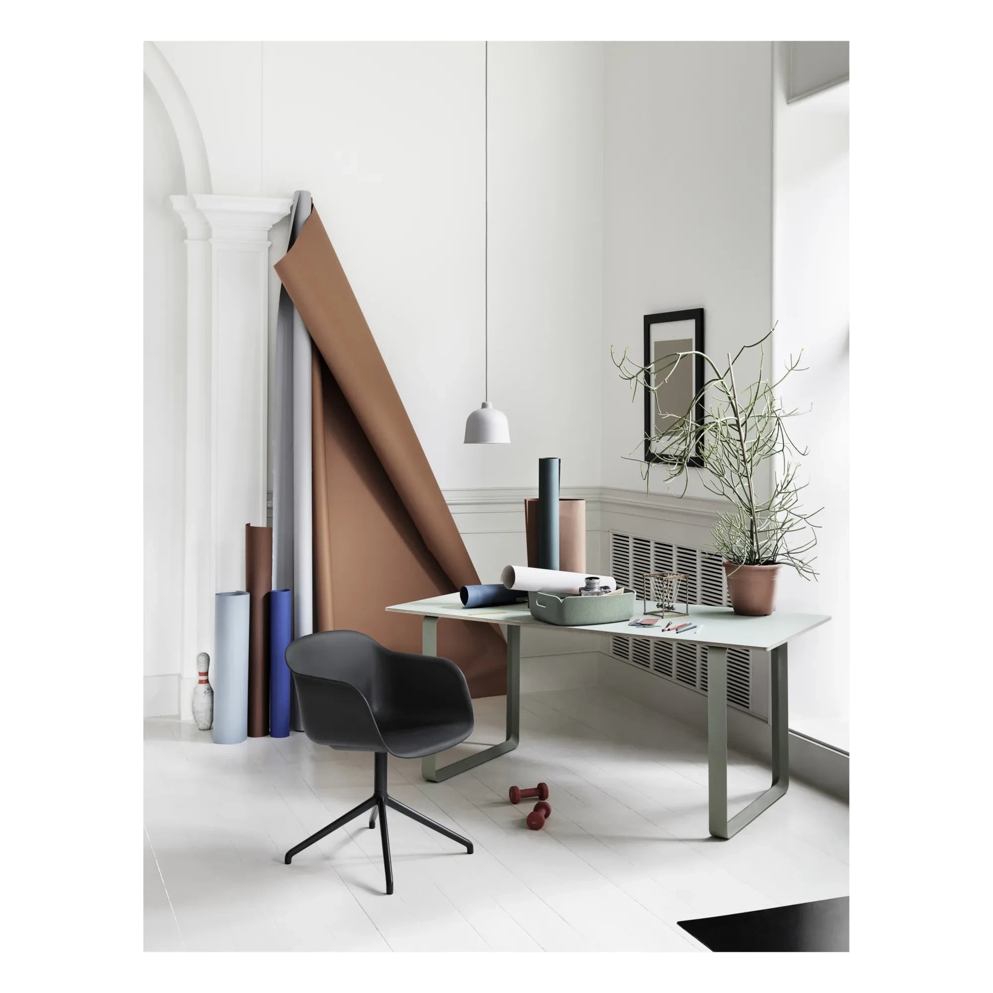 Muuto - Silla de plástico de fibra reciclada con reposabrazos | Negro