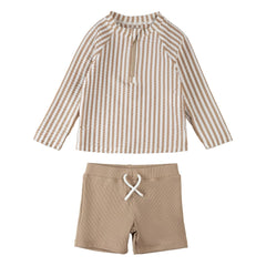 Petit Lem - Conjunto de camiseta y pantalón corto a rayas de seersucker con protección UV de fibras recicladas | Beige
