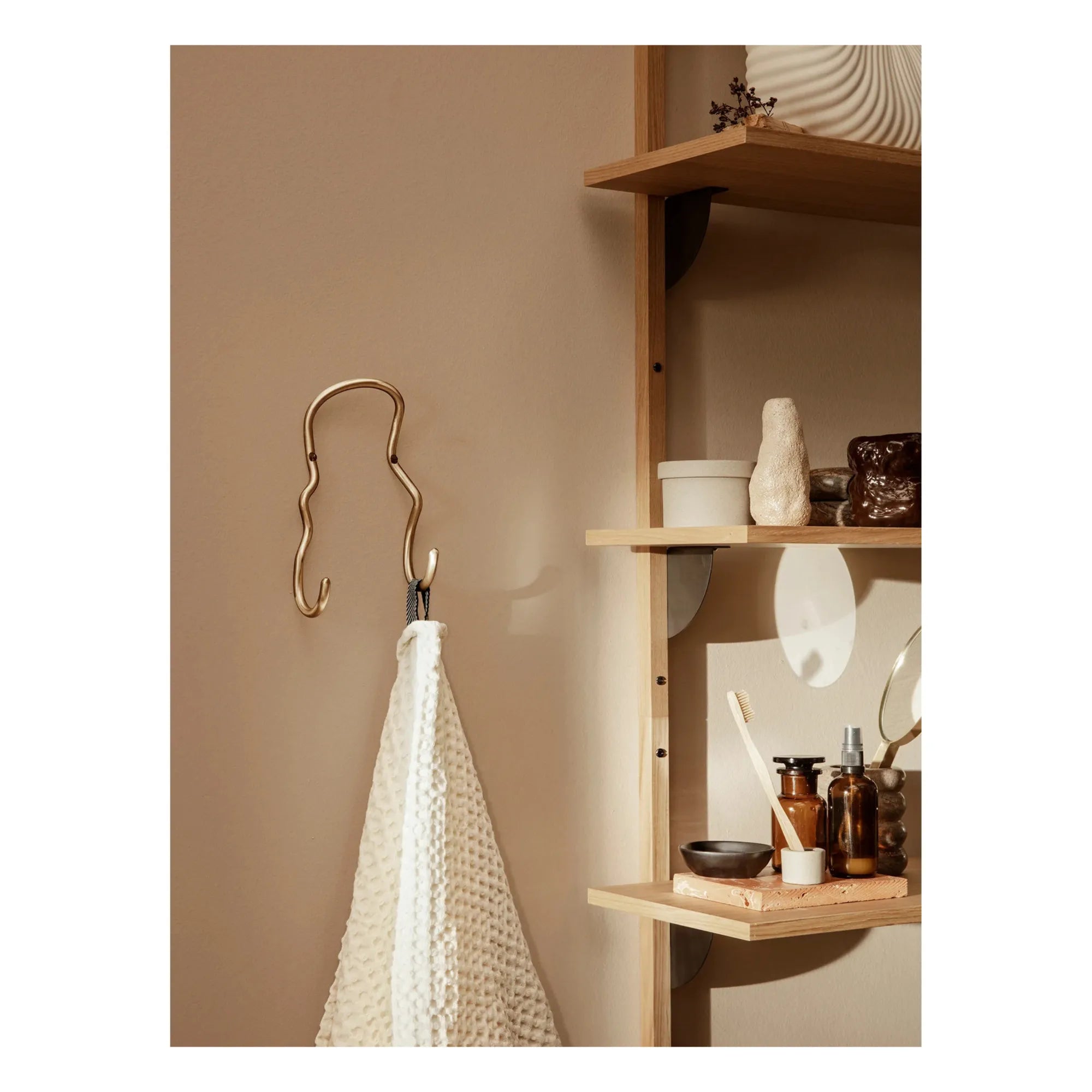 Ferm Living - Colgador de pared doble Curvature | Latón