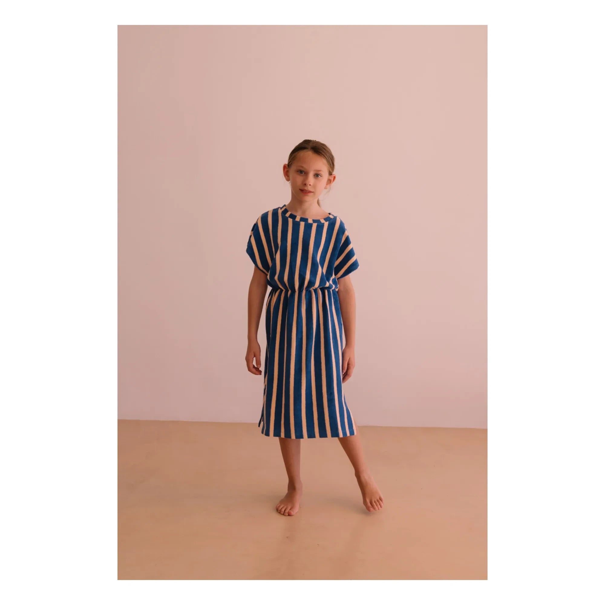 We Are Kids - Vestido de toalla de algodón orgánico a rayas de April | Azul