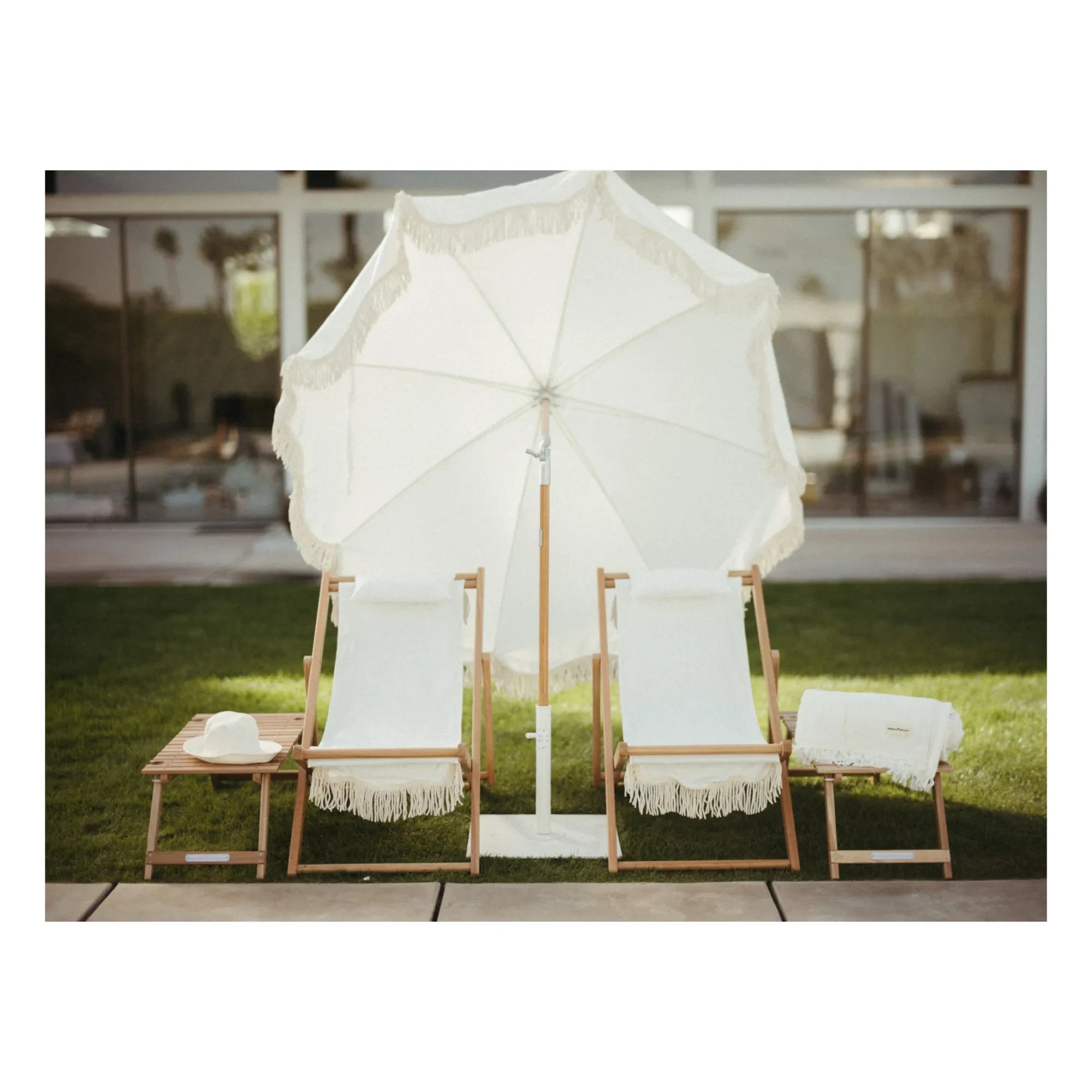 Business & Pleasure Co. - Soporte para sombrilla | Blanco