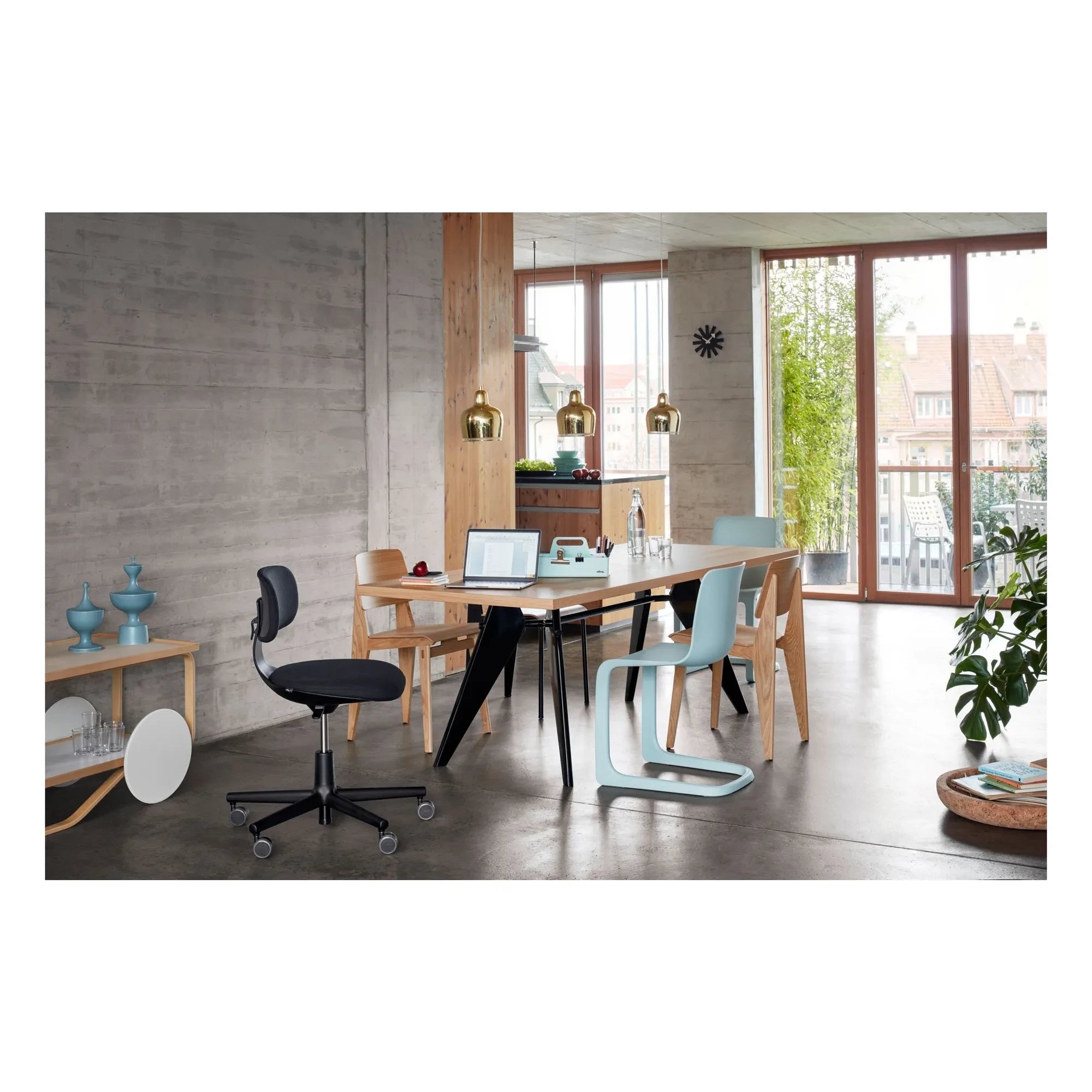 Vitra - Mesa EM, roble natural aceitado 220x90 cm - patas negras - Jean Prouvé | Roble