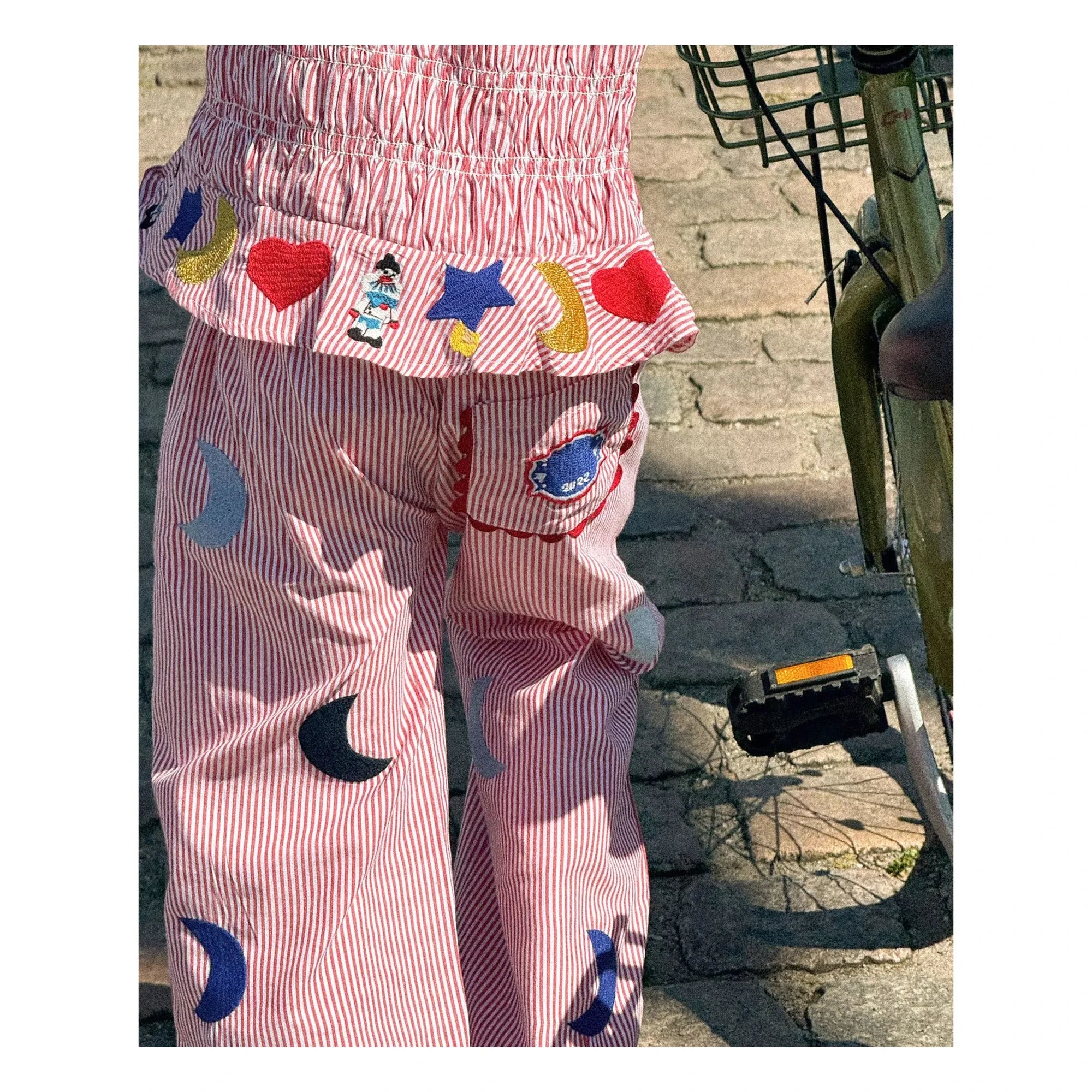 SISSEL EDELBO - Pantalón Saxo a Rayas - Colección Infantil | Rojo