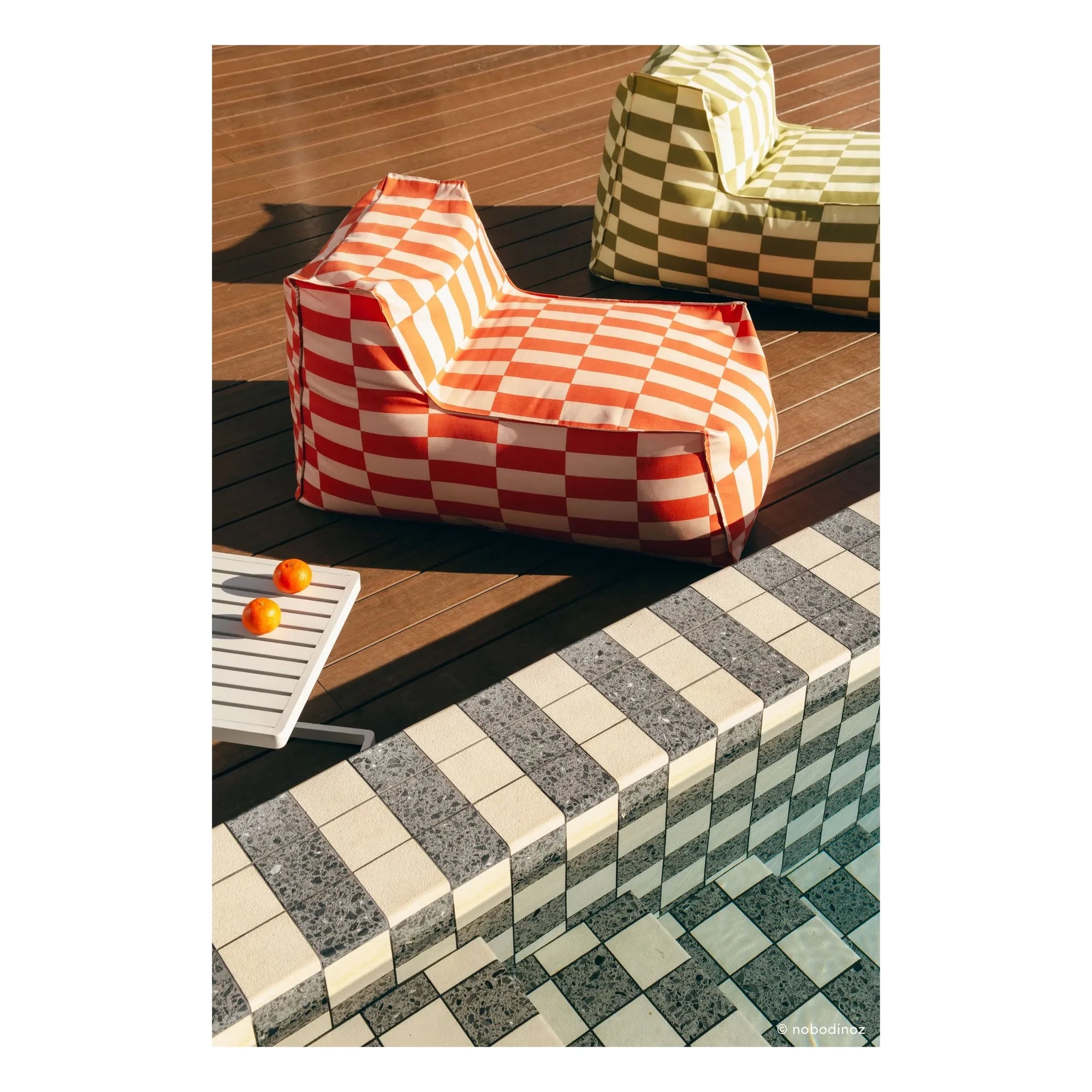 Nobodinoz - Puf largo de exterior Matteo Tiles | Naranja