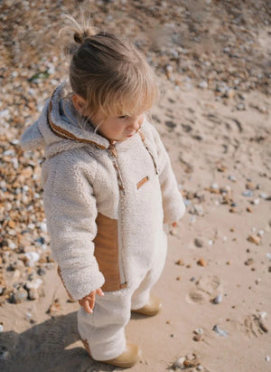 Töastie - Chaqueta impermeable Cloud Sherpa hecha de fibras recicladas | Arena