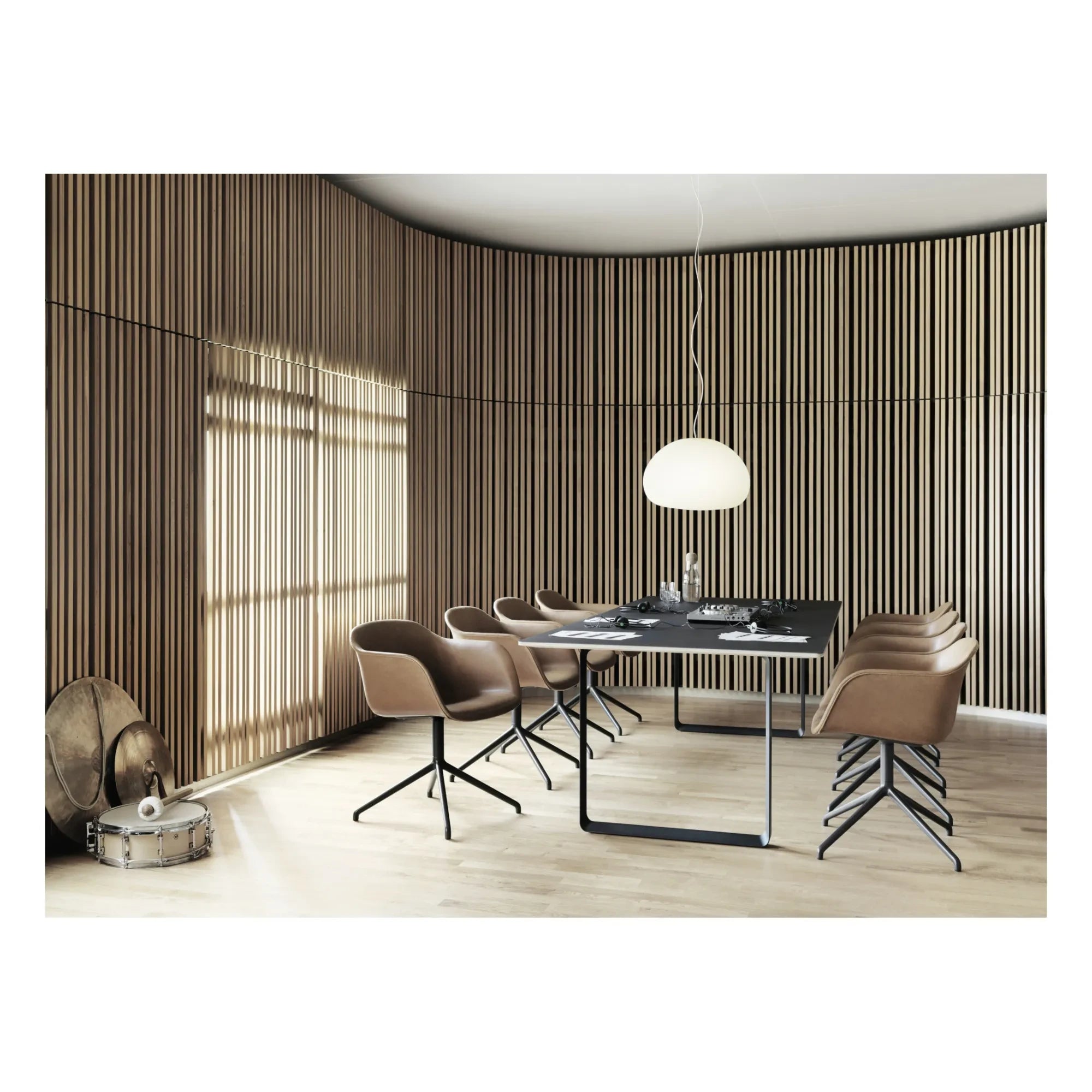 Muuto - Kolçaklı Fiber Deri Sandalye | Konyak