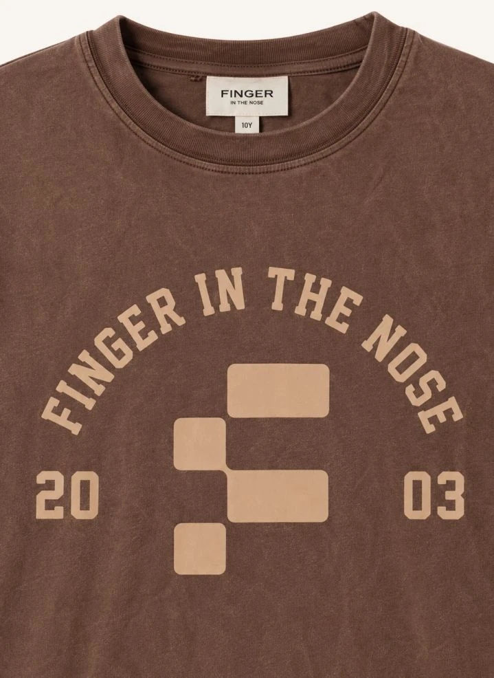Finger in the nose - King Finger 2003 Camiseta de Algodón Orgánico | Chocolate