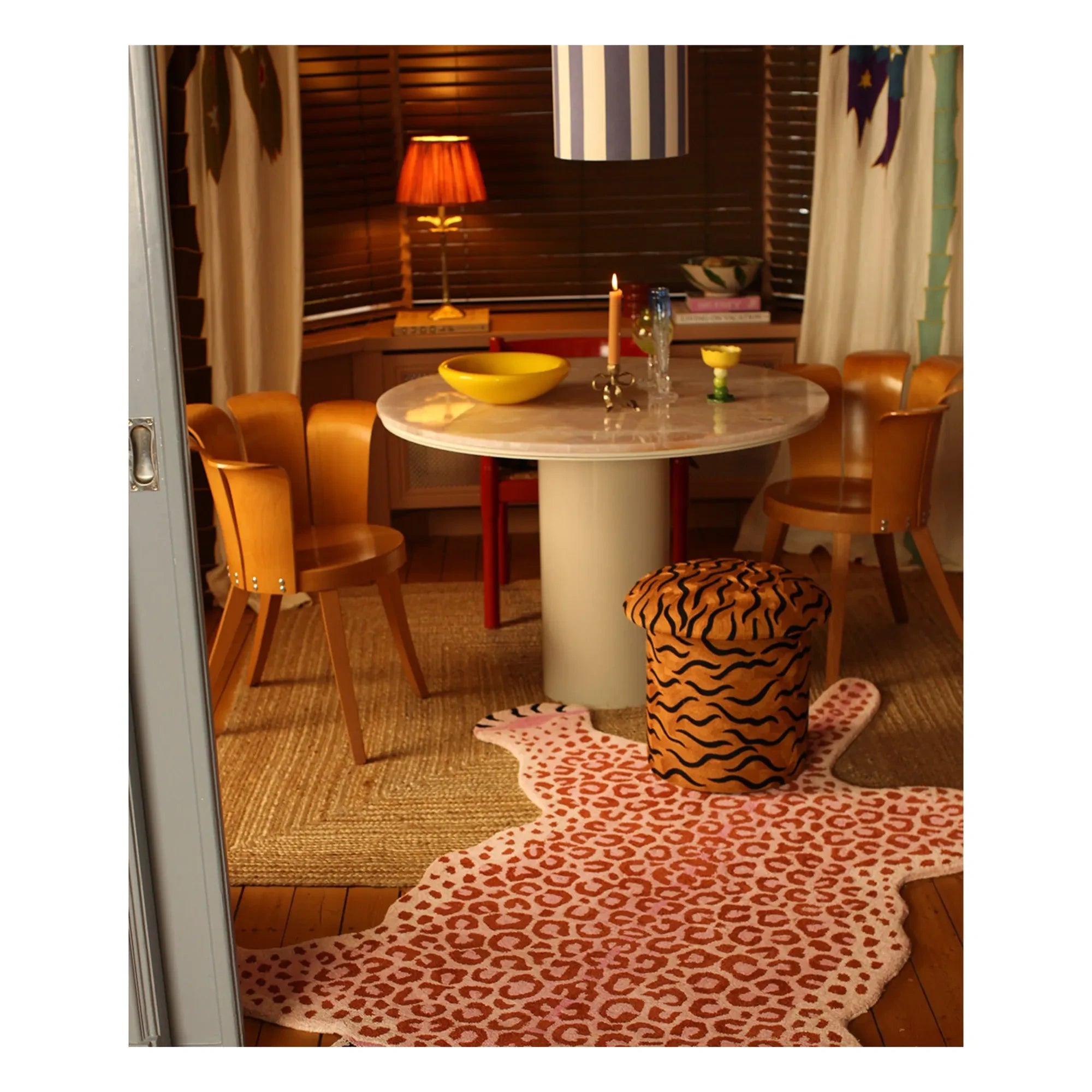 Puf bordado "Maya" de Doing Goods | Camello