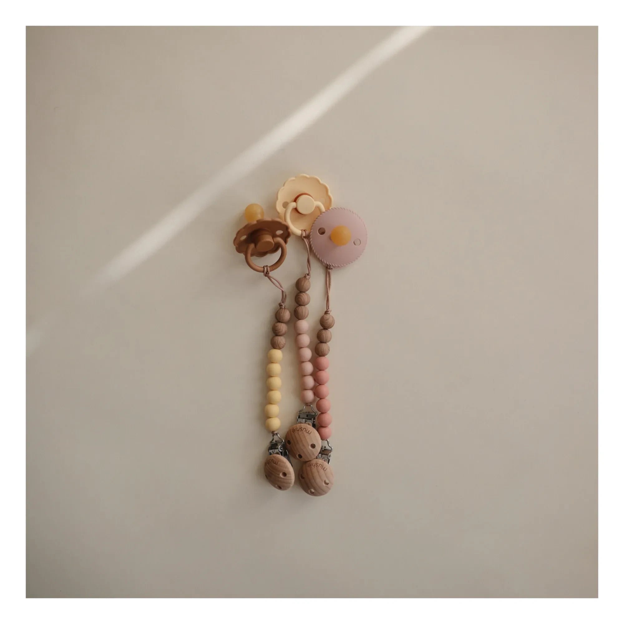 Mushie - Broche para chupete Eva | Colorete
