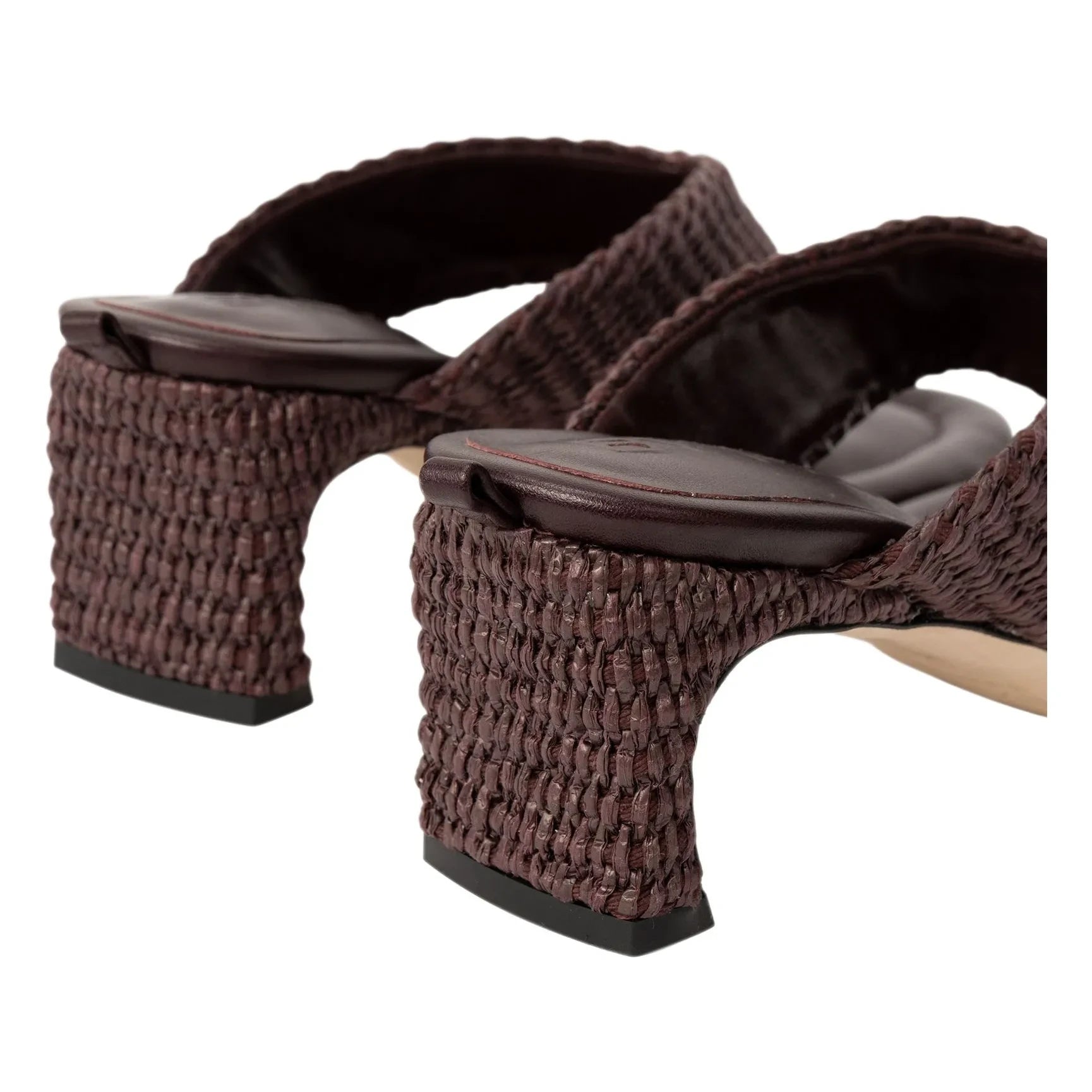 BY FAR - Sandalias Dasha de piel y rafia | Borgoña