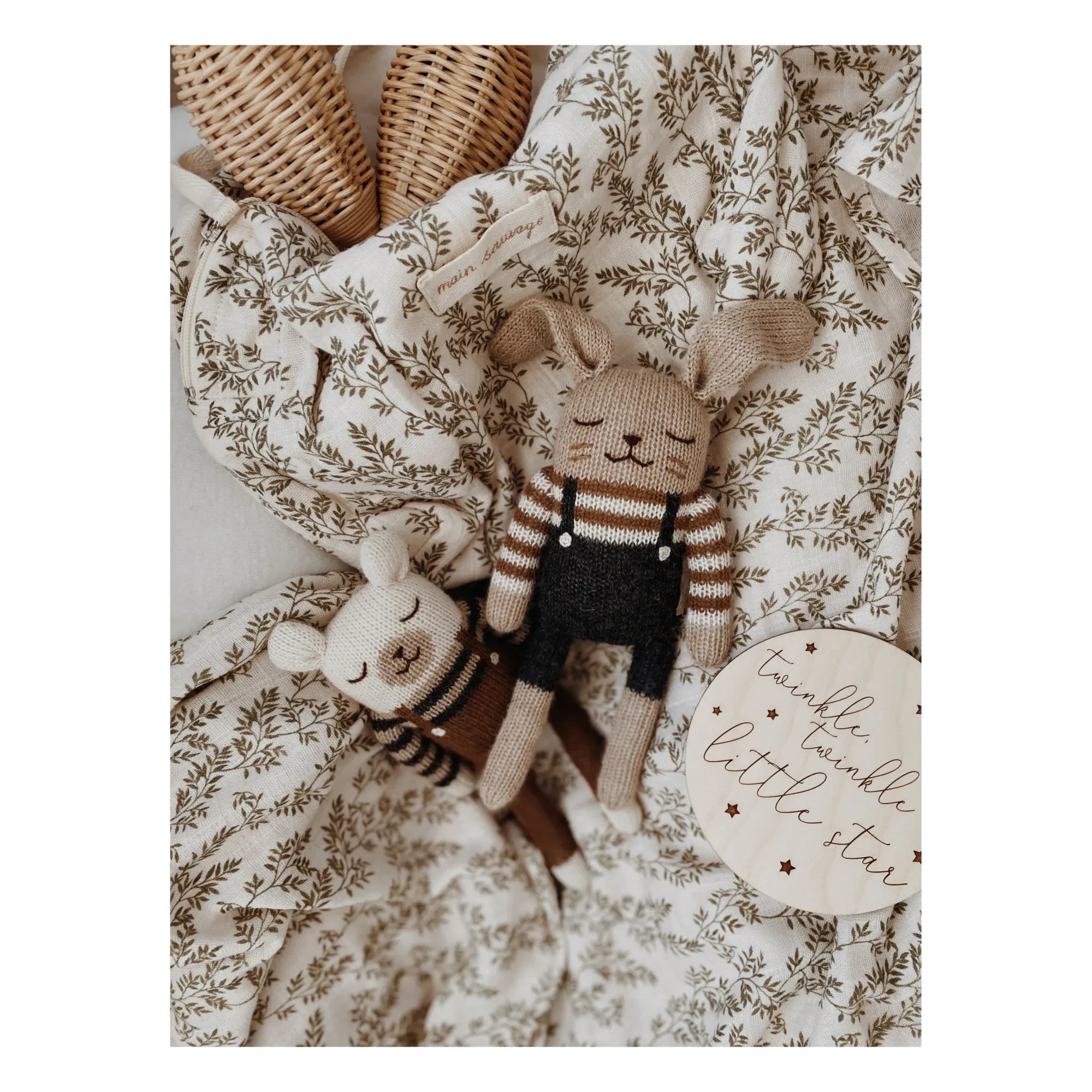 Main Sauvage - Conejo de Peluche con Peto | Negro