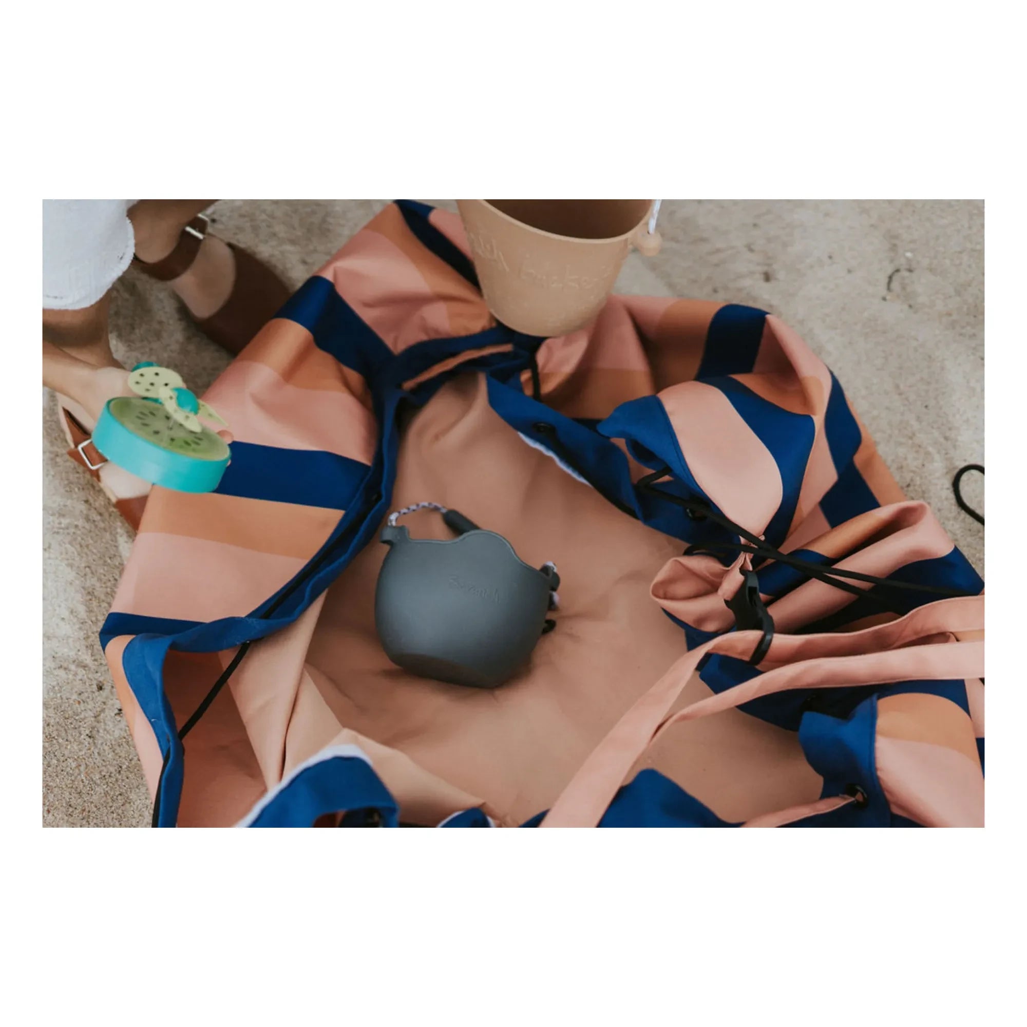 Play and Go - Noomad bolsa/alfombra de exterior - Rayas moca
