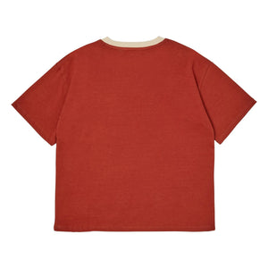 Main Story - Camiseta de algodón orgánico con logo largo | Rojo ladrillo