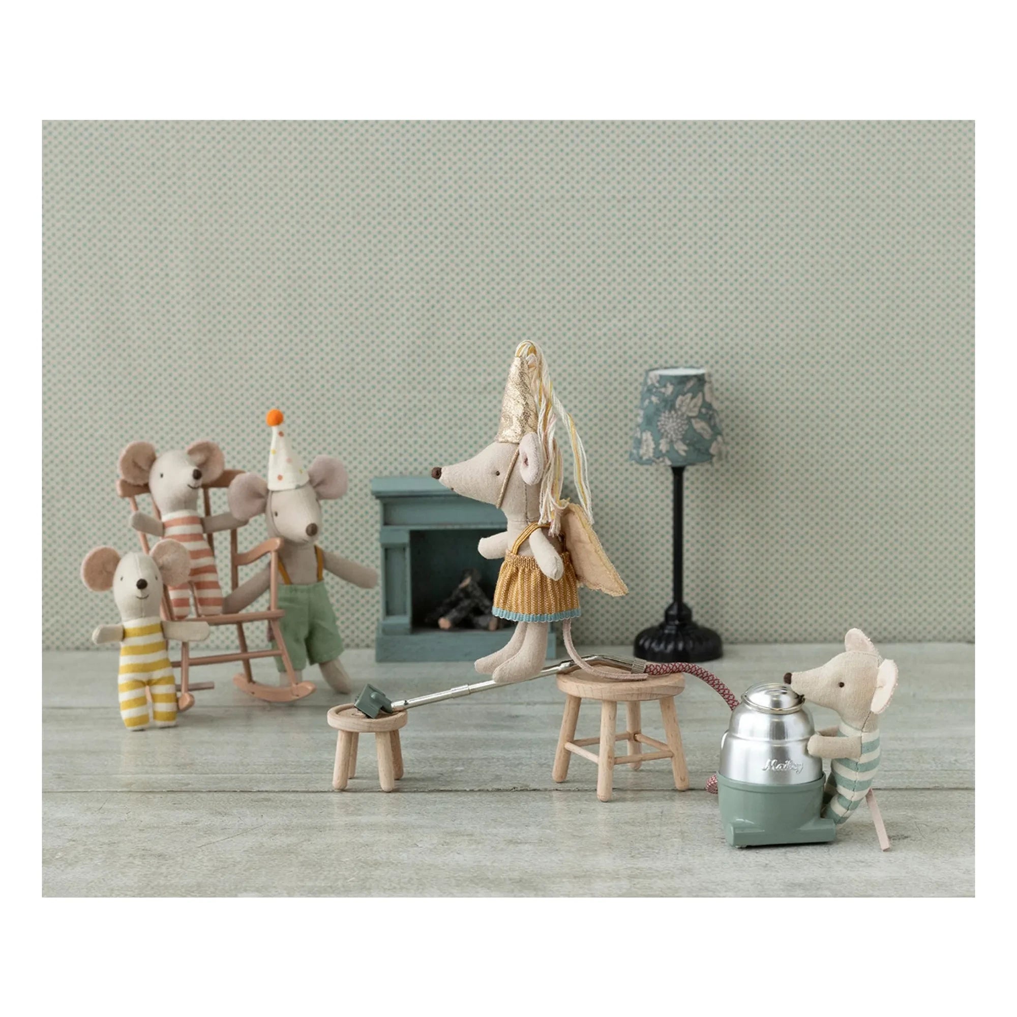 Maileg - Conjunto de mesa y taburetes