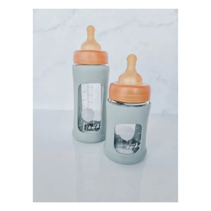 Hevea - Biberón de Cristal con Boca Ancha de Flujo Lento y Funda Protectora | Verde Almendra