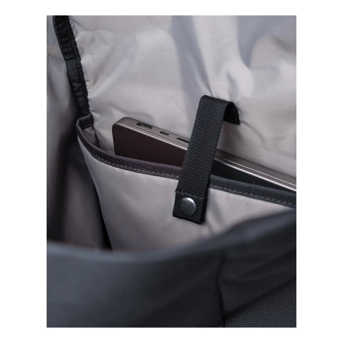 Sandqvist - GROUND L Mochila enrollable | Azul marino