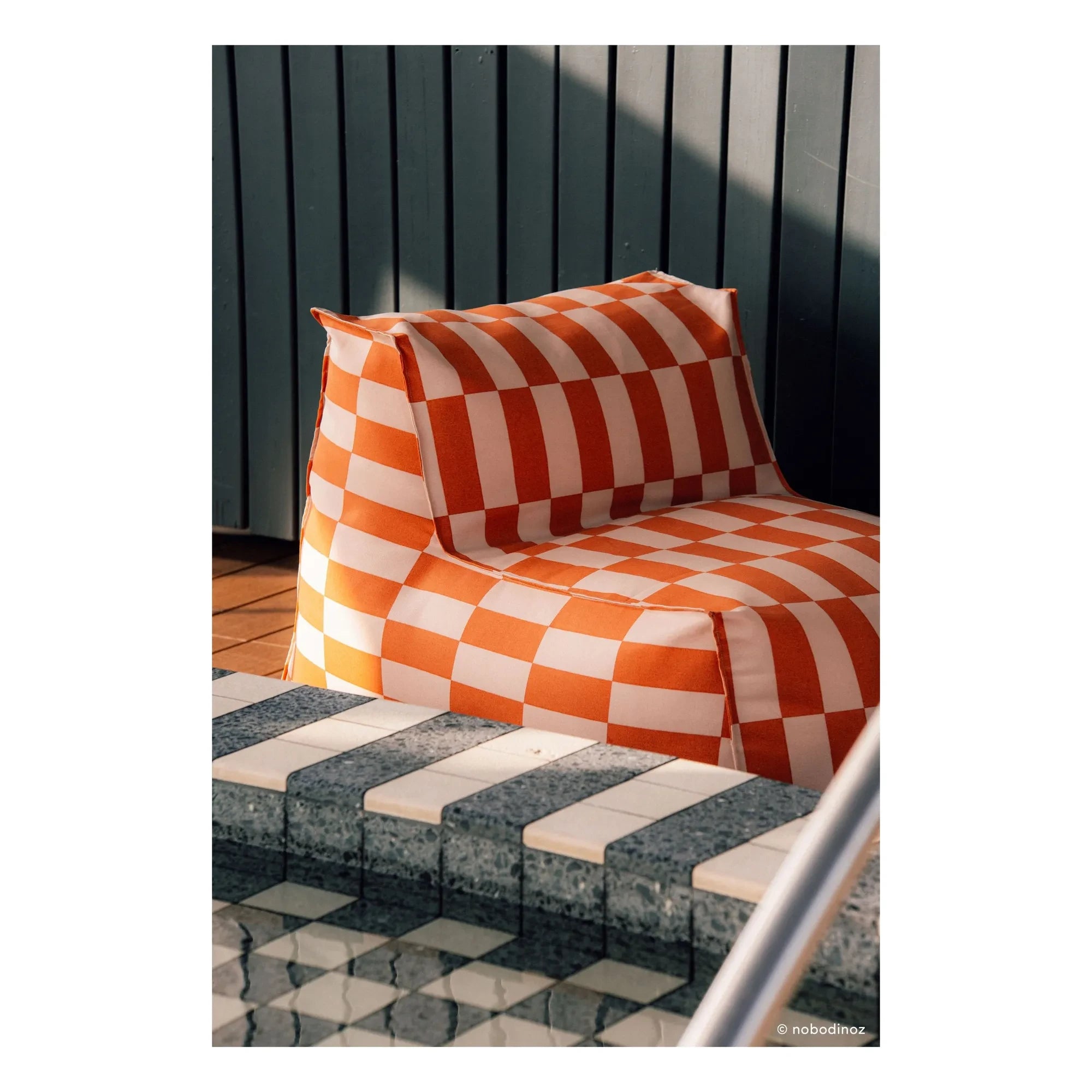 Nobodinoz - Puf largo de exterior Matteo Tiles | Naranja